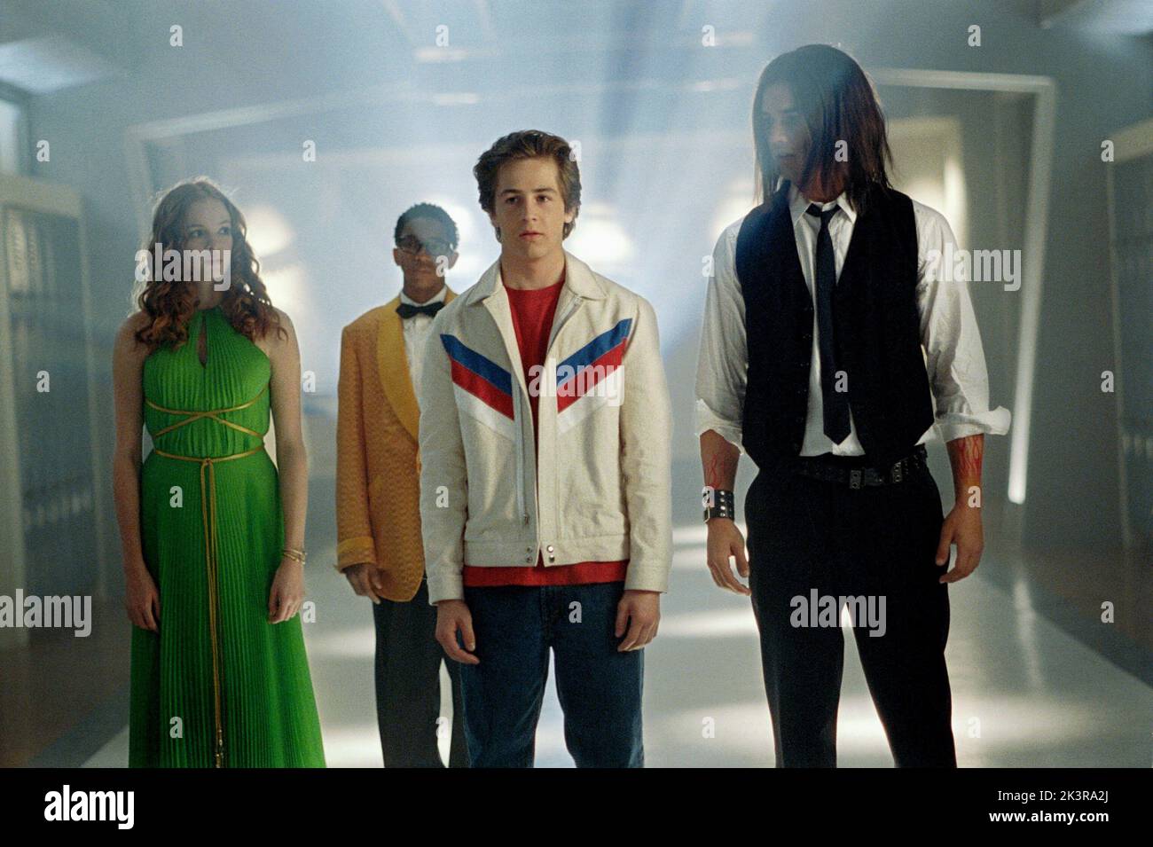 Danielle Panabaker, Dee-Jay Daniels, Michael Angarano et Steven Strait film: Sky High (USA 2005) personnages: Layla Williams, Wwill Stronghold & Warren Peace Directeur: Mike Mitchell 24 juillet 2005 **AVERTISSEMENT** cette photographie est destinée à un usage éditorial exclusif et est protégée par les droits d'auteur de WALT DISNEY PICTURES et/ou du photographe attribué par la Société de film ou de production et ne peut être reproduite que par des publications dans le cadre de la promotion du film ci-dessus. Un crédit obligatoire pour LES IMAGES DE WALT DISNEY est requis. Le photographe doit également être crédité lorsqu'il est connu. Aucune utilisation commerciale ne peut être accordée W Banque D'Images