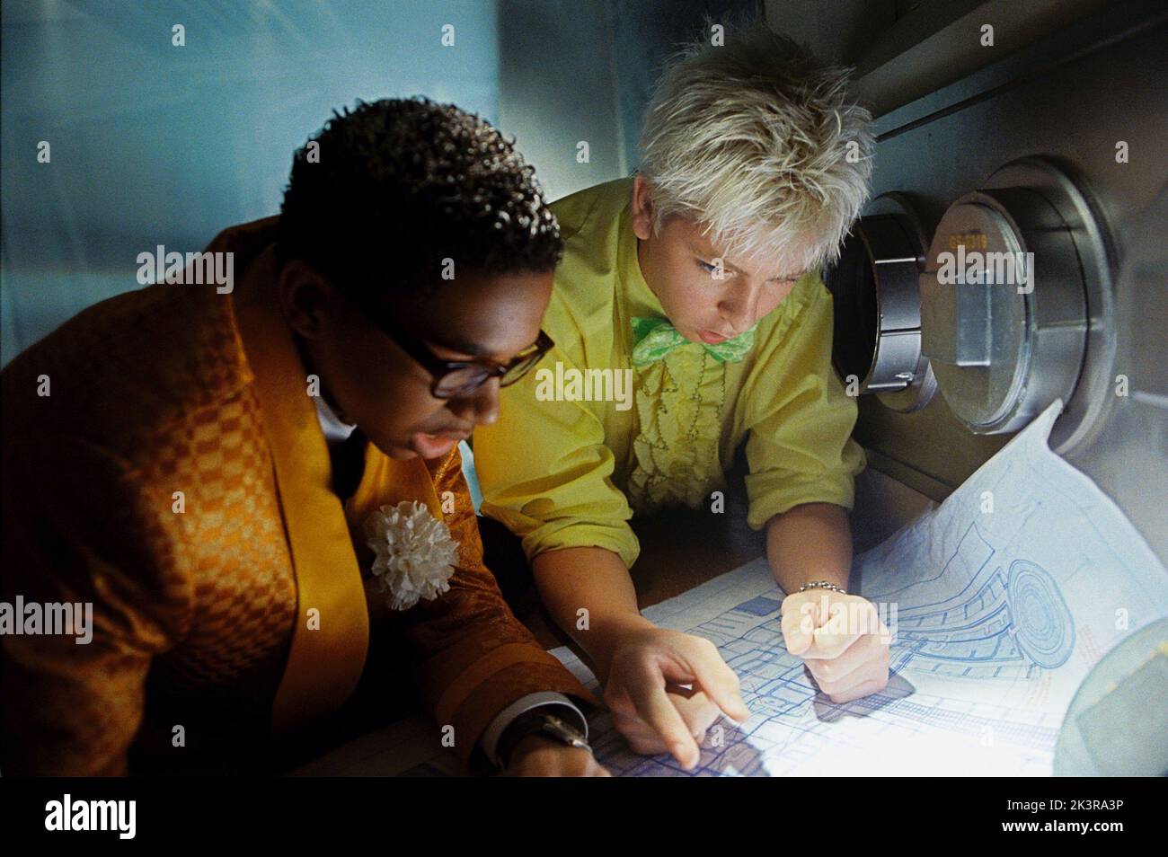 Dee-Jay Daniels & Nicholas Braun film: Sky High (USA 2005) personnages: & Zach Director: Mike Mitchell 24 juillet 2005 **AVERTISSEMENT** cette photographie est destinée à un usage éditorial exclusif et est protégée par les droits d'auteur de WALT DISNEY PICTURES et/ou du photographe attribué par la Société de film ou de production et ne peut être reproduite que par des publications dans le cadre de la promotion du film ci-dessus. Un crédit obligatoire pour LES IMAGES DE WALT DISNEY est requis. Le photographe doit également être crédité lorsqu'il est connu. Aucune utilisation commerciale ne peut être accordée sans l'autorisation écrite de la Société du film. Banque D'Images