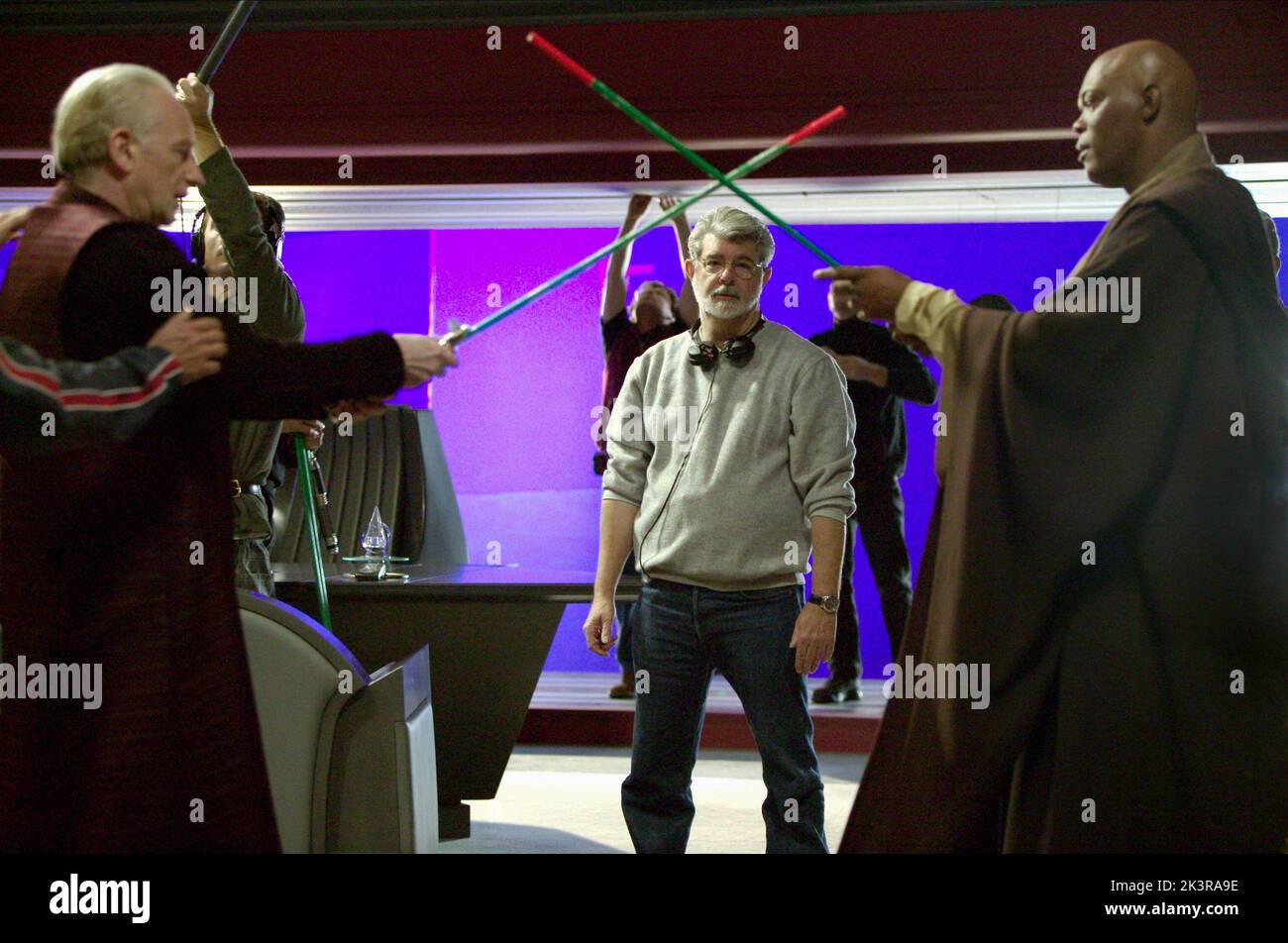 Ian McDiarmid, George Lucas et Samuel L. Jackson film: Star Wars: Episode III - Revenge of the Sith (USA 2005) personnages: Supreme Chancellor Palpatine, Baron Papanoida & Mace Windu Directeur: George Lucas 15 mai 2005 **AVERTISSEMENT** cette photographie est à usage éditorial exclusif et est le droit d'auteur de LUCASFILM et/ou le photographe assigné par la Société de film ou de production et ne peut être reproduite que par des publications dans le cadre de la promotion du film ci-dessus. Un crédit obligatoire pour LUCASFILM est requis. Le photographe doit également être crédité lorsqu'il est connu. Aucune utilisation commerciale ne peut être accordée Banque D'Images