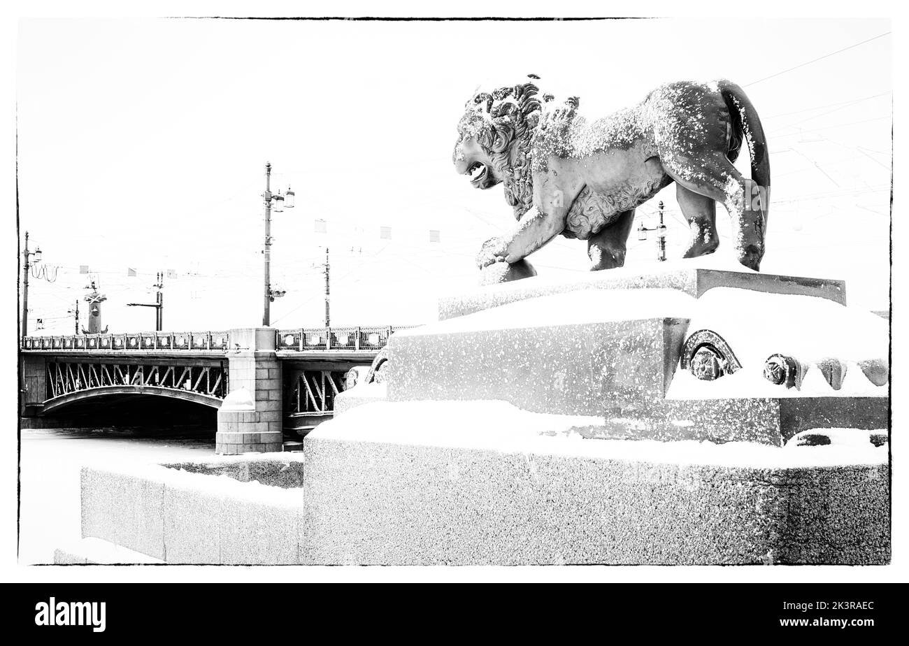 Lion de marbre à la jetée de Dvortsovaya de l'Embankment de l'Amirauté, une copie des lions de Médicis italiens de la fin du 16th siècle à Florence, Saint-Pétersbourg, R Banque D'Images