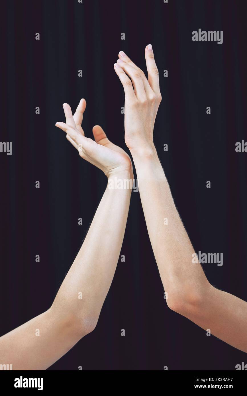 Mains de ballet et scène artistique de performance pour danseuse créative de mouvement de théâtre fille. Un divertissement performant avec une posture élégante, élégante et étonnante pour Banque D'Images