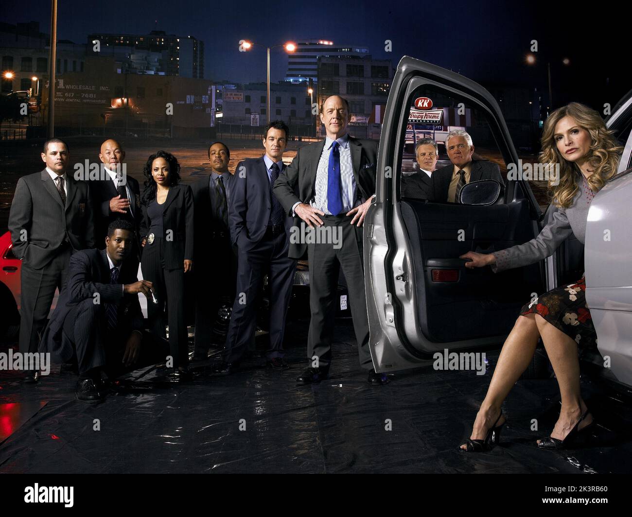 Raymond Cruz, Corey Reynolds, Michael Paul Chan, Gina Ravera, Robert Gossett, Jon Tenney, J.K. Simmons, Anthony John Denison, G.W. Bailey & Kyra Sedgwick Television: The Closer (2005) characters: Détective Julio Sanchez,Sgt. David Gabriel, Lieutenant Mike Tao, détective Irene Daniels, Commandant Taylor, Agent Fritz Howard, Chef adjoint Wvolonté Pope, Lieutenant Andy Flynn, détective Lt Provenza et Chef adjoint Brenda Leigh Johnson Directeur : Michael M. Robin 13 juin 2005 **AVERTISSEMENT** cette photographie est à usage éditorial exclusif et est protégée par les droits d'auteur de WARNER BROS TV et/ou du photographe désigné par Th Banque D'Images