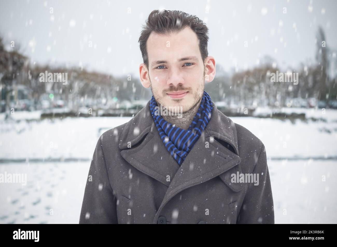 Portrait d'un homme caucasien avec barbe et moustache dans la neige d'hiver Banque D'Images