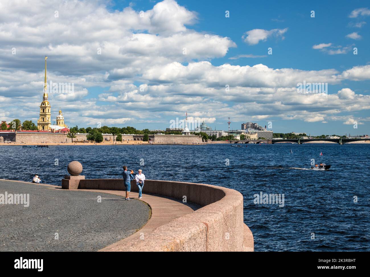 Vue vers la forteresse Pierre et Paul depuis Strelka (Spit) de l'île Vasilievsky, Saint-Pétersbourg, Russie Banque D'Images