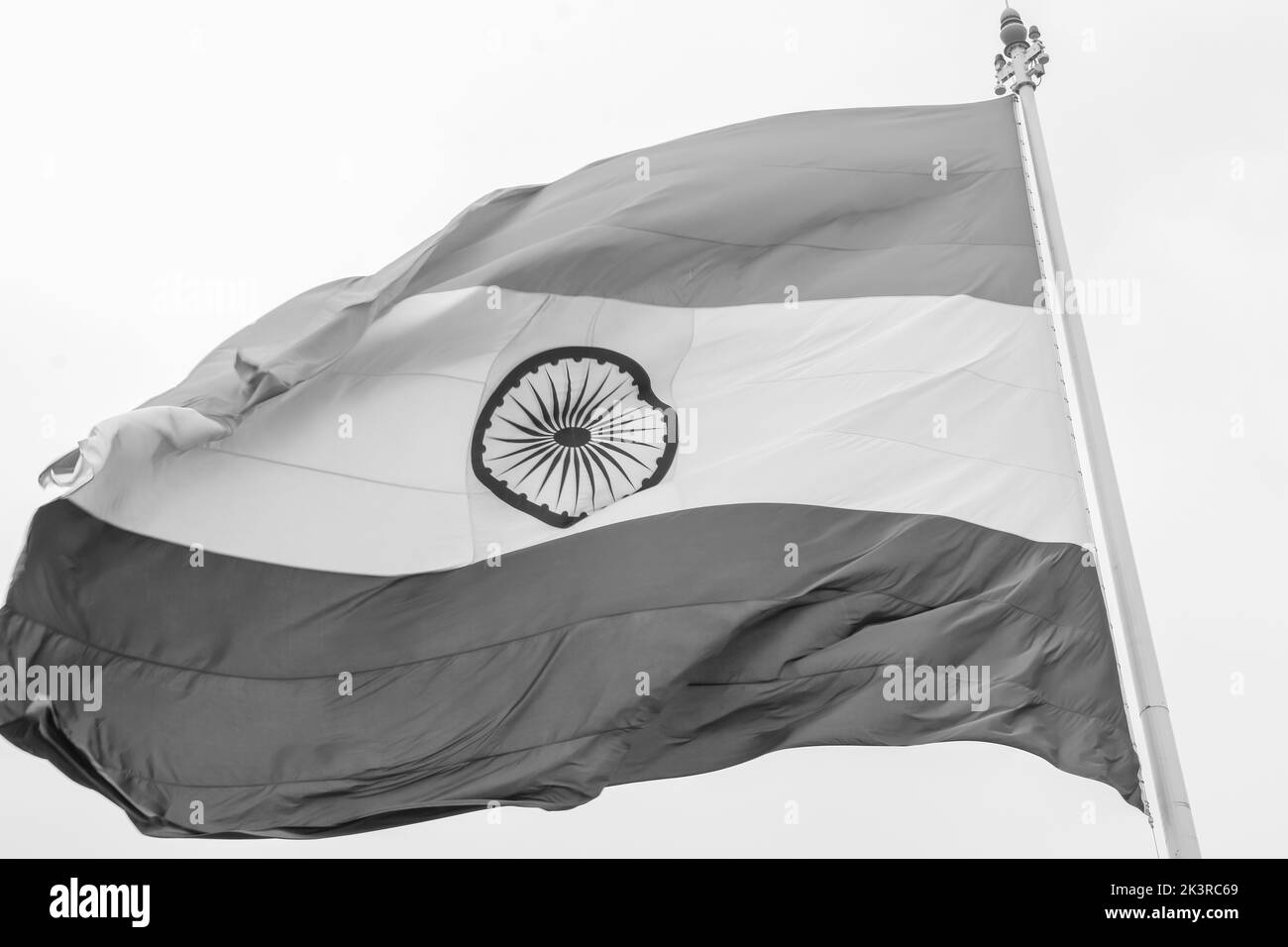 Drapeau de l'Inde volant à Connaught place avec fierté dans le ciel bleu, drapeau de l'Inde flirtant, drapeau indien à l'indépendance jour et de la République de l'Inde jour, en signe d'agacement Banque D'Images