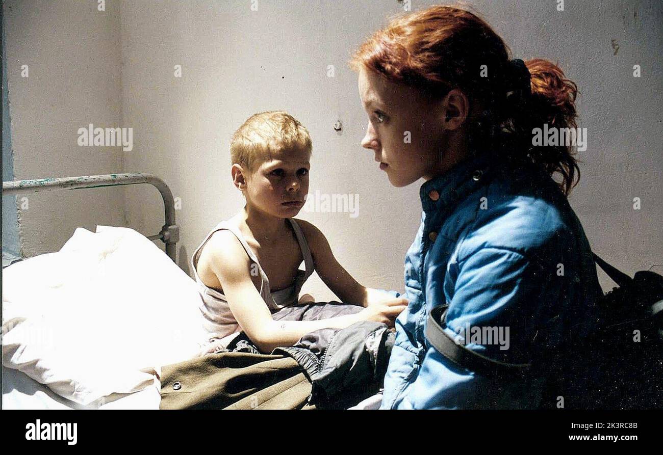 Kolya Spiridonov & Olga Shuvalova film: The Italian; Italianetz (2005) personnages: Vanya Solntsev & Irka Directeur: Andrei Kravchuk 14 février 2005 **AVERTISSEMENT** cette photographie est destinée à un usage éditorial exclusif et est protégée par les droits d'auteur de SONY et/ou du photographe attribué par la société film ou production et ne peut être reproduite que par des publications dans le cadre de la promotion du film ci-dessus. Un crédit obligatoire pour SONY est requis. Le photographe doit également être crédité lorsqu'il est connu. Aucune utilisation commerciale ne peut être accordée sans l'autorisation écrite de la Société du film. Banque D'Images