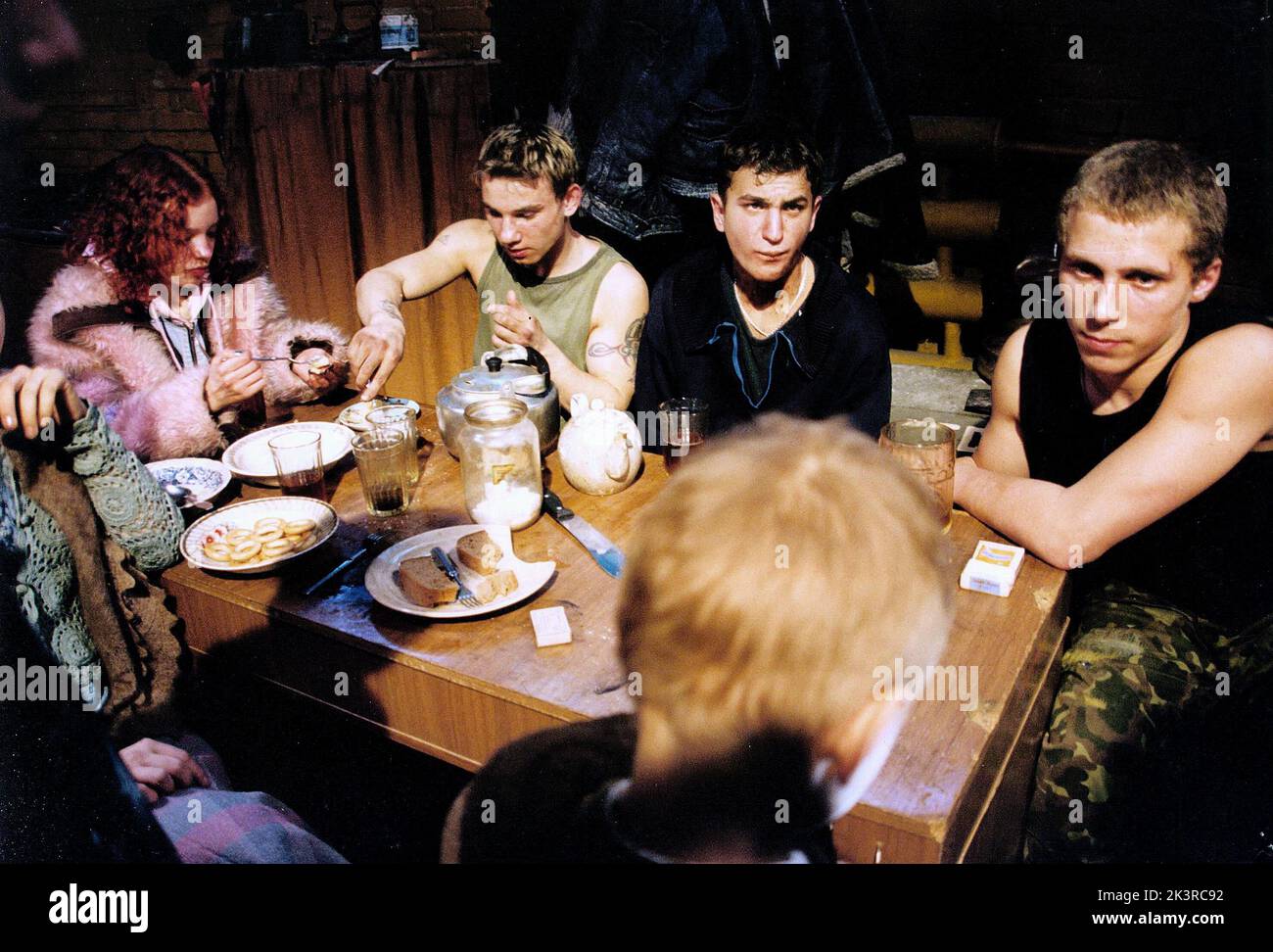 Olga Shuvalova, Andrei Yelizarov, Denis Moiseenko & Kolya Spiridonov film: The Italian; Italianetz (2005) personnages: Irka,Timokha,Kolyan & Vanya Solntsev Directeur: Andrei Kravchuk 14 février 2005 **AVERTISSEMENT** cette photographie est destinée à un usage éditorial exclusif et est protégée par les droits d'auteur de SONY et/ou du photographe attribué par la société film ou production et ne peut être reproduite que par des publications dans le cadre de la promotion du film ci-dessus. Un crédit obligatoire pour SONY est requis. Le photographe doit également être crédité lorsqu'il est connu. Aucune utilisation commerciale ne peut être accordée sans autorisation écrite f Banque D'Images