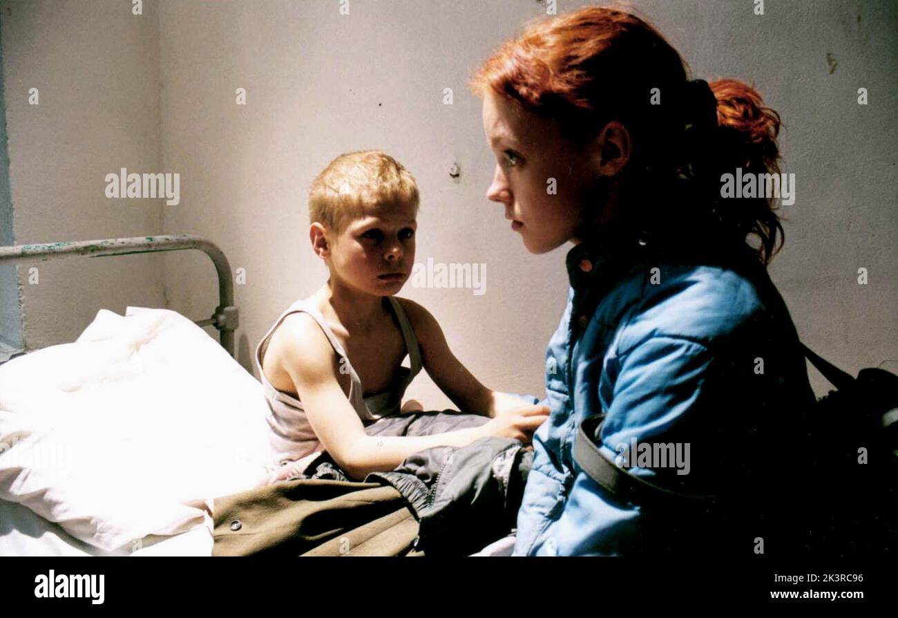 Kolya Spiridonov & Olga Shuvalova film: The Italian; Italianetz (2005) personnages: Vanya Solntsev & Irka Directeur: Andrei Kravchuk 14 février 2005 **AVERTISSEMENT** cette photographie est destinée à un usage éditorial exclusif et est protégée par les droits d'auteur de SONY et/ou du photographe attribué par la société film ou production et ne peut être reproduite que par des publications dans le cadre de la promotion du film ci-dessus. Un crédit obligatoire pour SONY est requis. Le photographe doit également être crédité lorsqu'il est connu. Aucune utilisation commerciale ne peut être accordée sans l'autorisation écrite de la Société du film. Banque D'Images