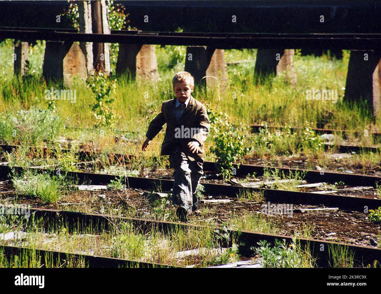 Kolya Spiridonov film: The Italian; Italianetz (2005) personnages: Vanya Solntsev Directeur: Andrei Kravchuk 14 février 2005 **AVERTISSEMENT** cette photographie est destinée à un usage éditorial exclusif et est protégée par les droits d'auteur de SONY et/ou du photographe attribué par la société film ou production et ne peut être reproduite que par des publications dans le cadre de la promotion du film ci-dessus. Un crédit obligatoire pour SONY est requis. Le photographe doit également être crédité lorsqu'il est connu. Aucune utilisation commerciale ne peut être accordée sans l'autorisation écrite de la Société du film. Banque D'Images