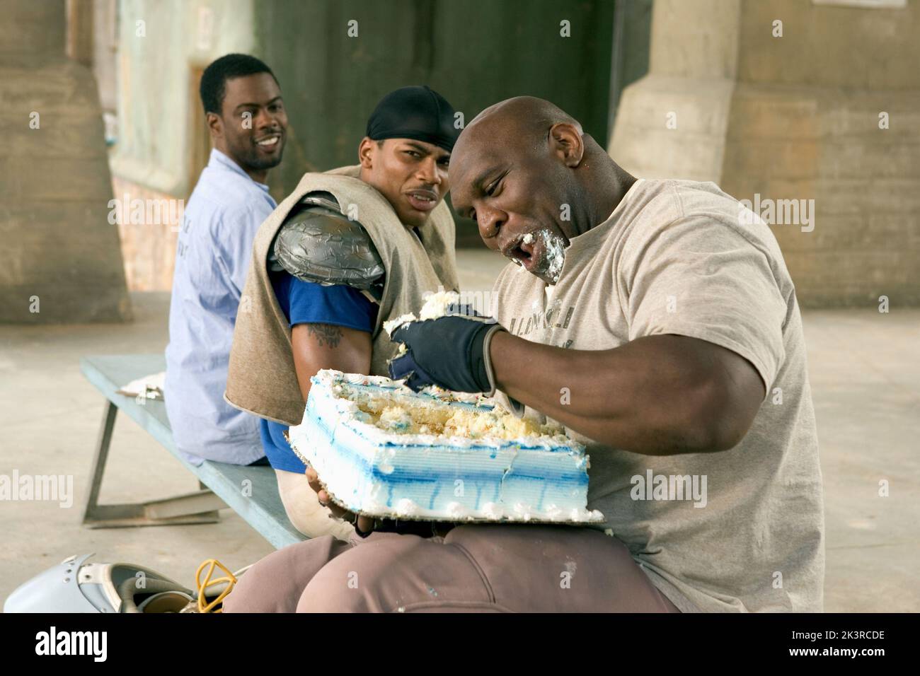 Chris Rock, Nelly & Bob Sapp film : The Longest Yard (USA 2005) personnages : gardien, Megget & Switowski Directeur : Peter Segal 19 mai 2005 **AVERTISSEMENT** cette photographie est à usage éditorial exclusif et est le droit d'auteur de COLUMBIA PICTURES et/ou le photographe assigné par la Société de film ou de production et ne peut être reproduite que par des publications dans le cadre de la promotion du film ci-dessus. Un crédit obligatoire pour LES PHOTOS DE COLUMBIA est requis. Le photographe doit également être crédité lorsqu'il est connu. Aucune utilisation commerciale ne peut être accordée sans l'autorisation écrite de la Société du film. Banque D'Images