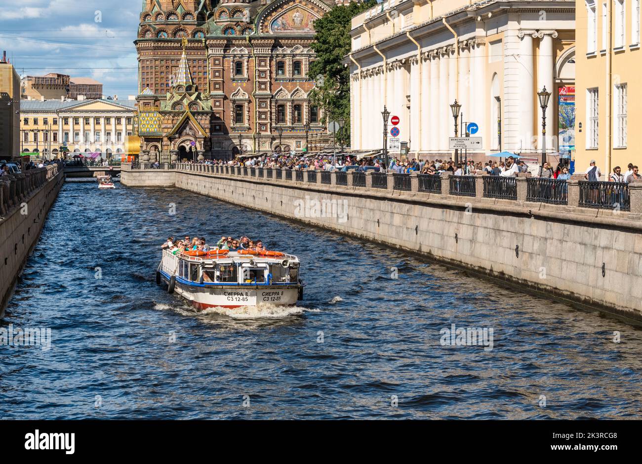 Vue le long du canal Griboedov, avec l'Église de notre Sauveur sur le sang renversé en arrière-plan, Saint-Pétersbourg, Russie Banque D'Images