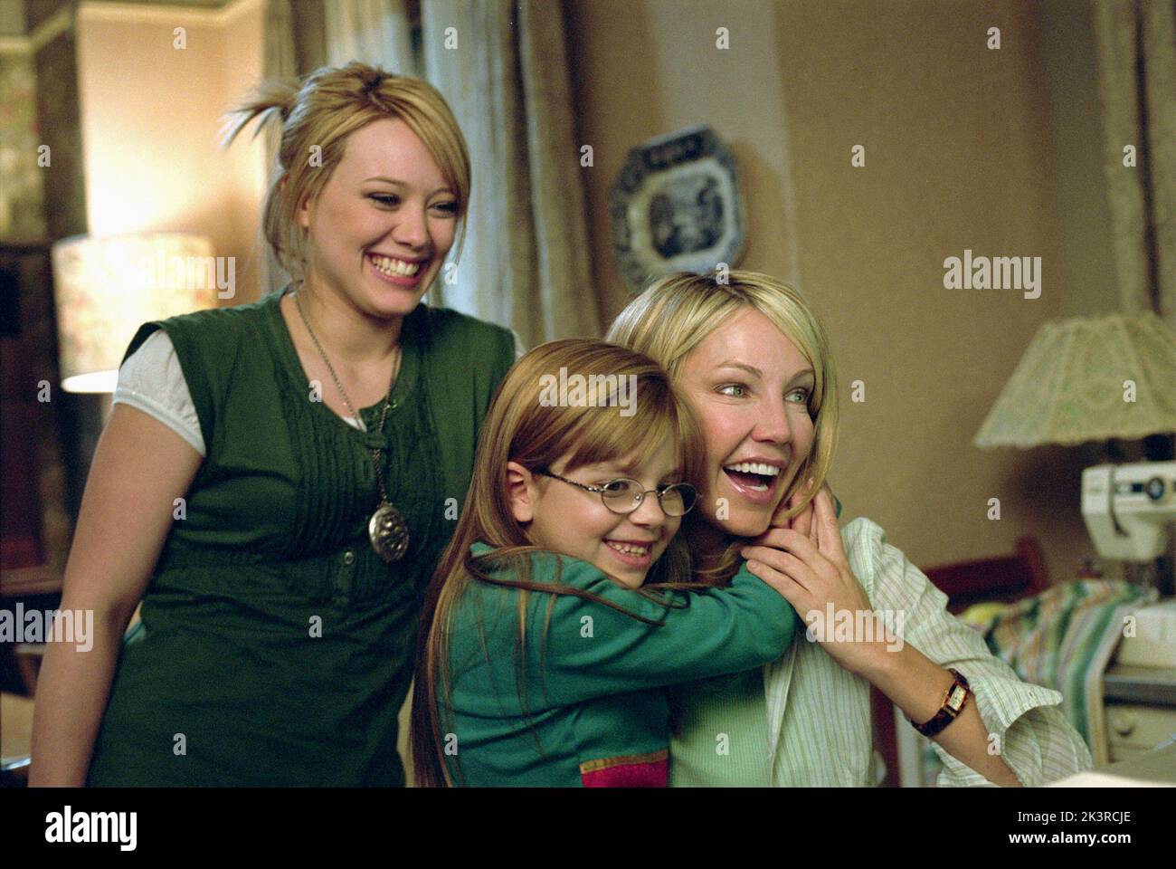 Hilary Duff, Aria Wallace & Heather Locklear film: The Perfect Man (2005) personnages: Holly Hamilton,Zoe Hamilton & Jean Hamilton Directeur: Mark Rosman 22 juillet 2005 **AVERTISSEMENT** cette photographie est destinée à un usage éditorial exclusif et est le droit d'auteur d'UNIVERSAL et/ou du photographe assigné par la Société de film ou de production et ne peut être reproduite que par des publications en conjonction avec la promotion du film ci-dessus. Un crédit obligatoire pour UNIVERSEL est requis. Le photographe doit également être crédité lorsqu'il est connu. Aucune utilisation commerciale ne peut être accordée sans l'autorisation écrite de la Société du film. Banque D'Images