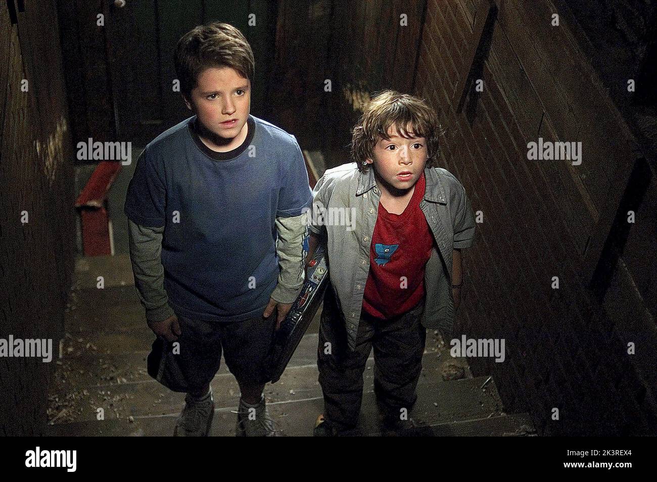 Josh Hutcherson & Jonah Bobo film: Zathura (2005) personnages: Walter & Danny Directeur: Jon Favreau 23 novembre 2005 **AVERTISSEMENT** cette photographie est destinée à un usage éditorial seulement et est le droit d'auteur de COLUMBIA PICTURES et/ou le photographe assigné par la Société de film ou de production et ne peut être reproduite que par des publications en conjonction avec la promotion du film ci-dessus. Un crédit obligatoire pour LES PHOTOS DE COLUMBIA est requis. Le photographe doit également être crédité lorsqu'il est connu. Aucune utilisation commerciale ne peut être accordée sans l'autorisation écrite de la Société du film. Banque D'Images