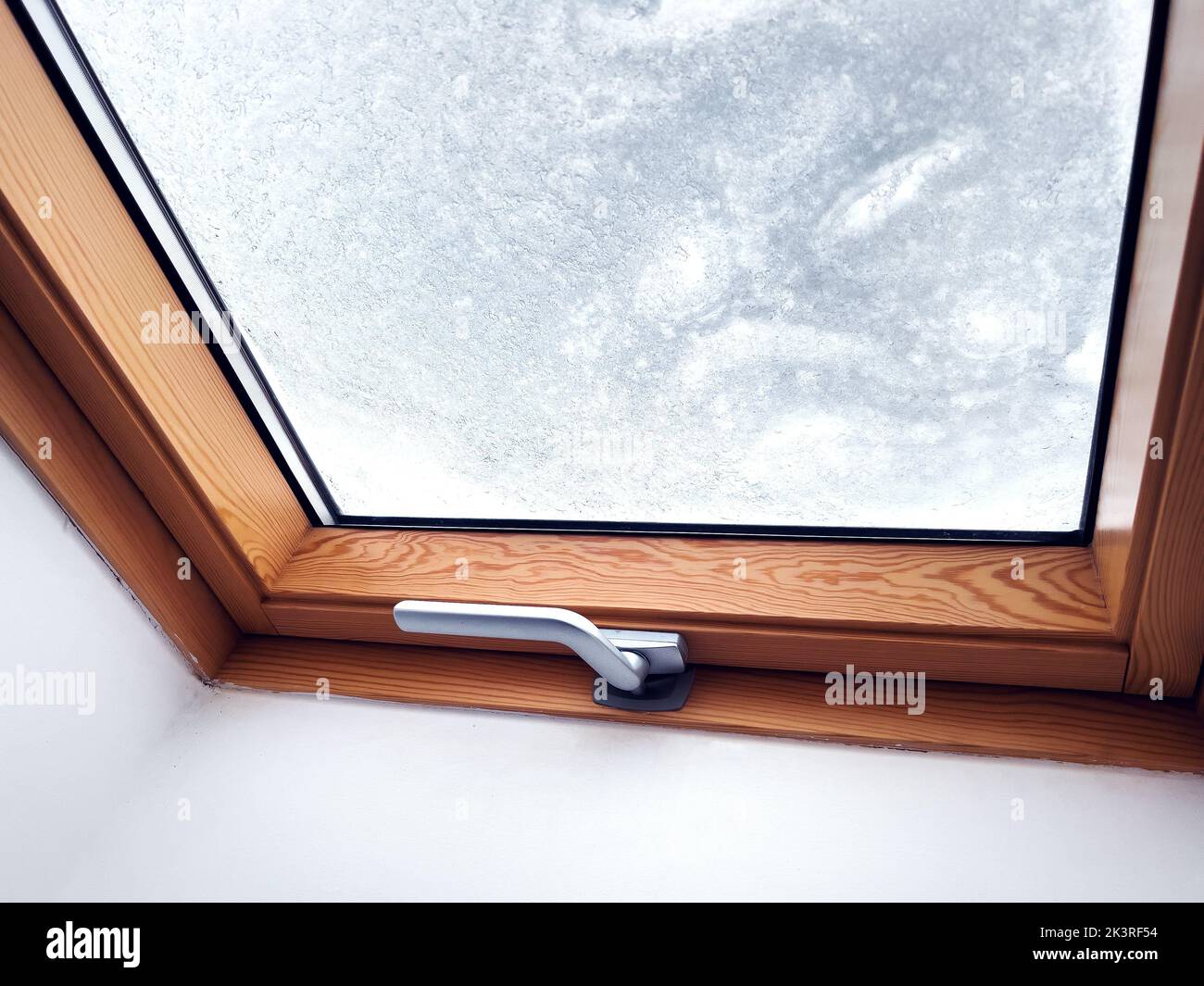 Fenêtre sur le toit couverte de neige en hiver l'après-midi Banque D'Images