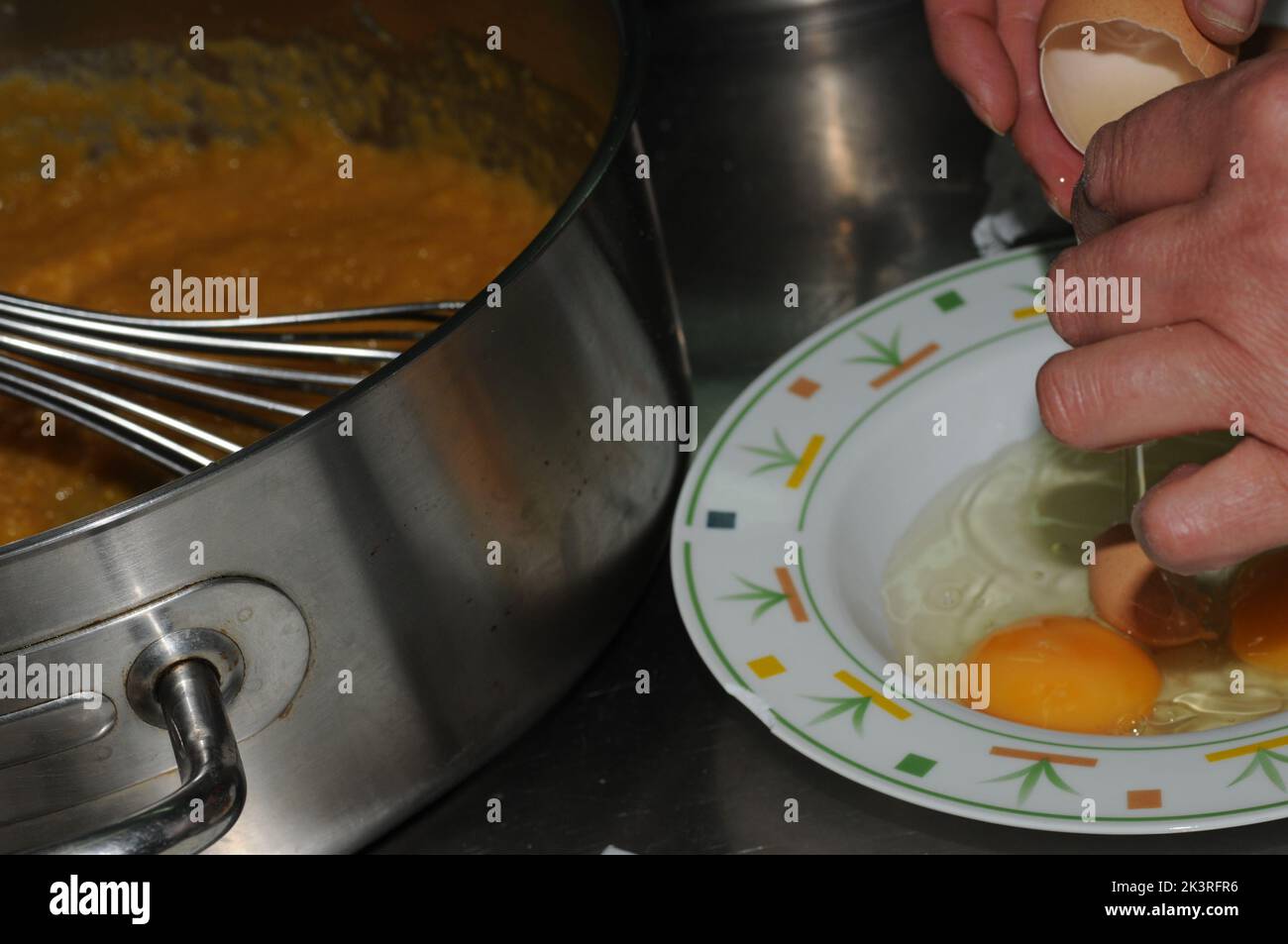 Préparation de bonbons de la casserole qui sont habituellement servis comme un doux de Noël ou de Pâques, typique de l'Andalousie Banque D'Images