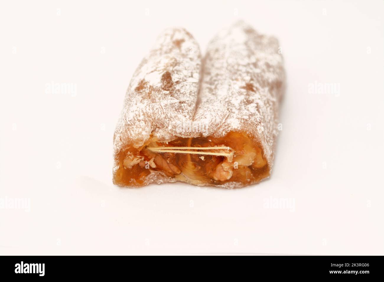 Taffy égyptien arabe farci de noix, bonbons de l'est faits comme une