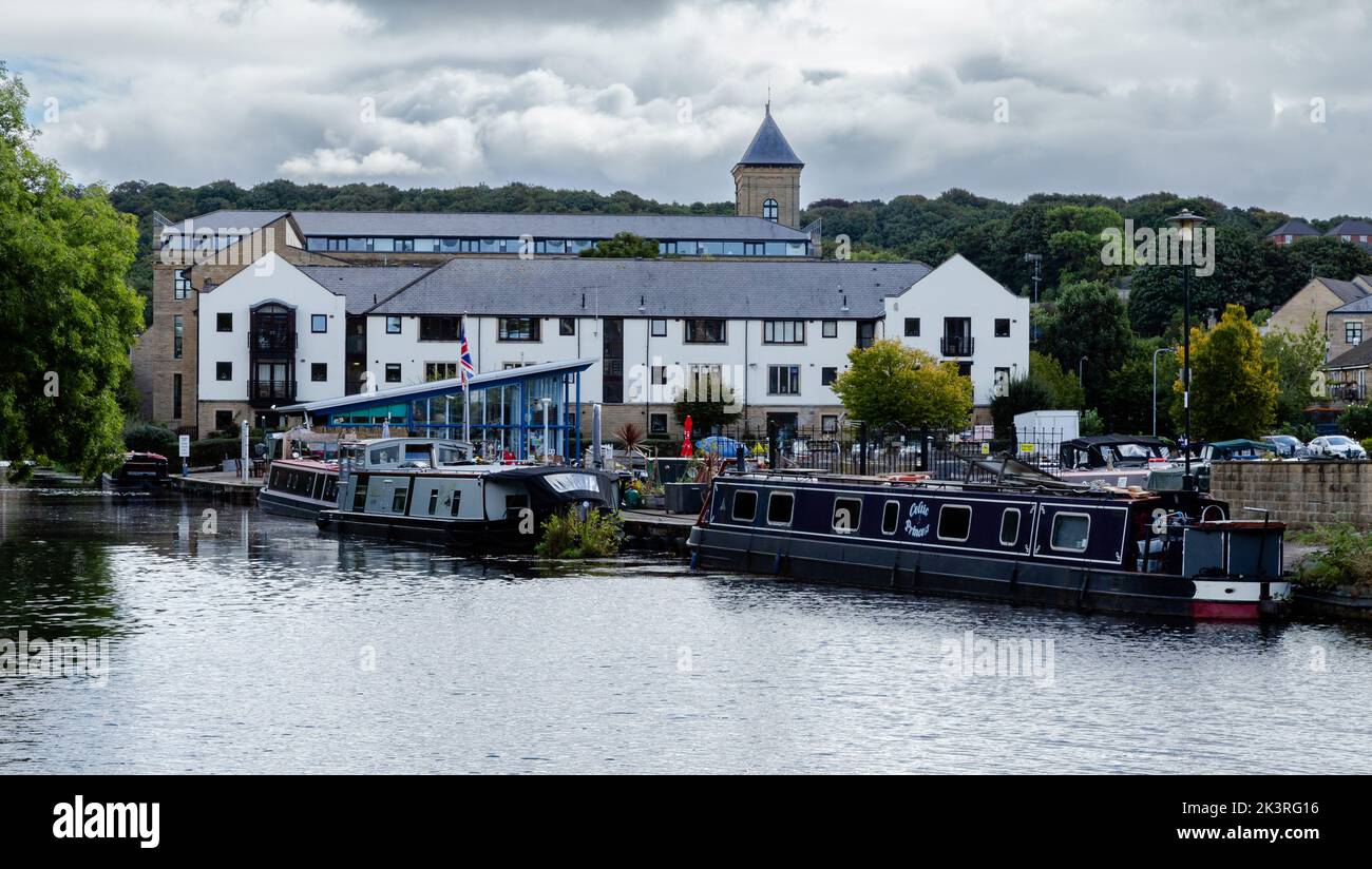 Bateaux-canaux (barges, bateaux étroits) sur le canal de Leeds Liverpool au pont d'Apperley dans le West Yorkshire. Banque D'Images