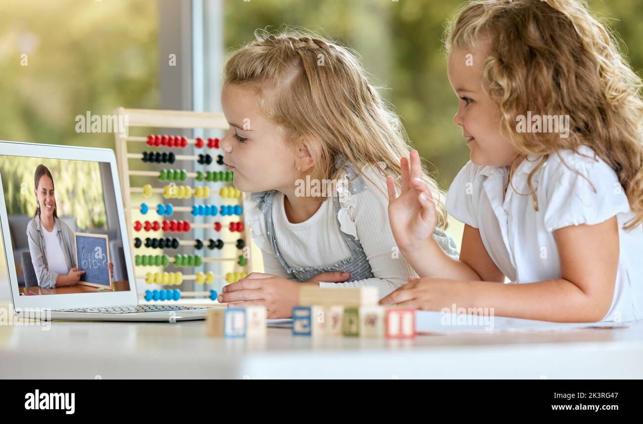 Éducation, apprentissage et enfants en classe en ligne, filles de ...