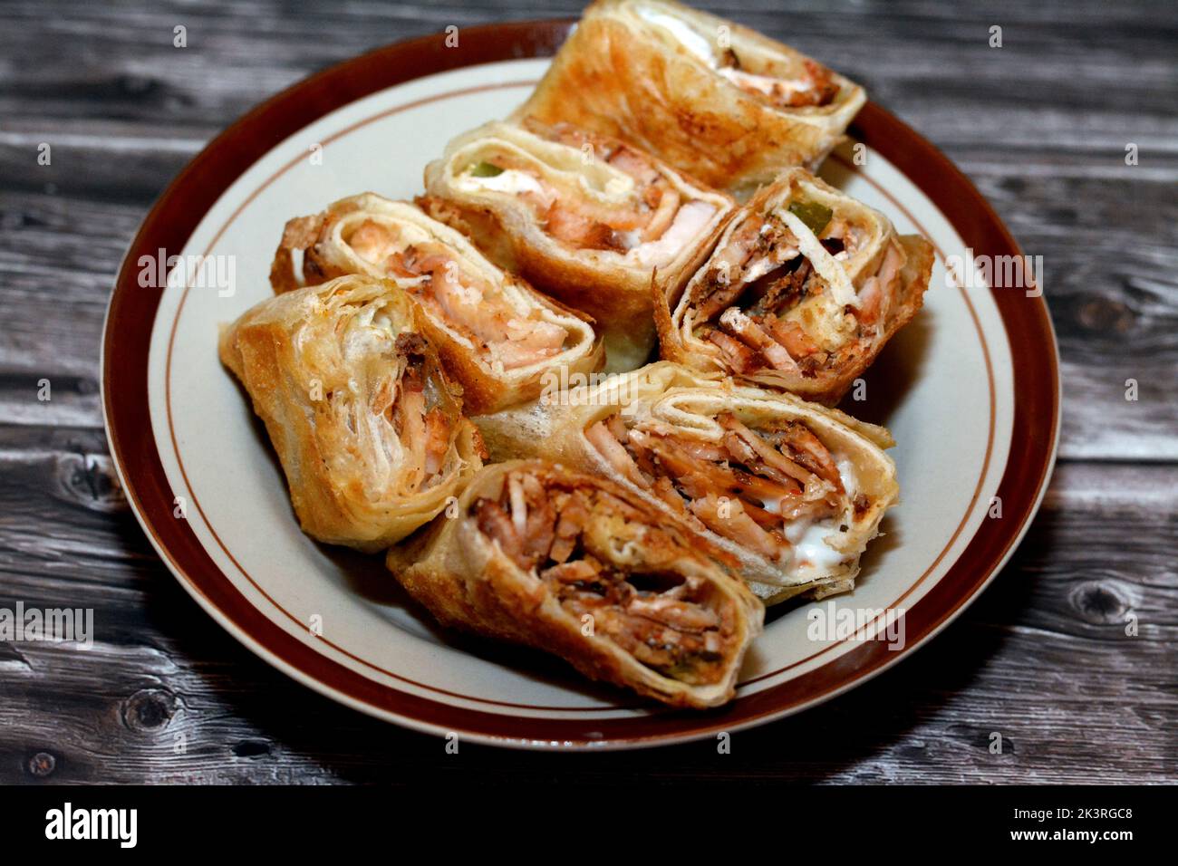 Recette syrienne cuisine fond, une assiette de morceaux de poulet shawerma ou châlama tortilla avec oignon, tomate, laitue et sauce à l'ail dans Syri Banque D'Images