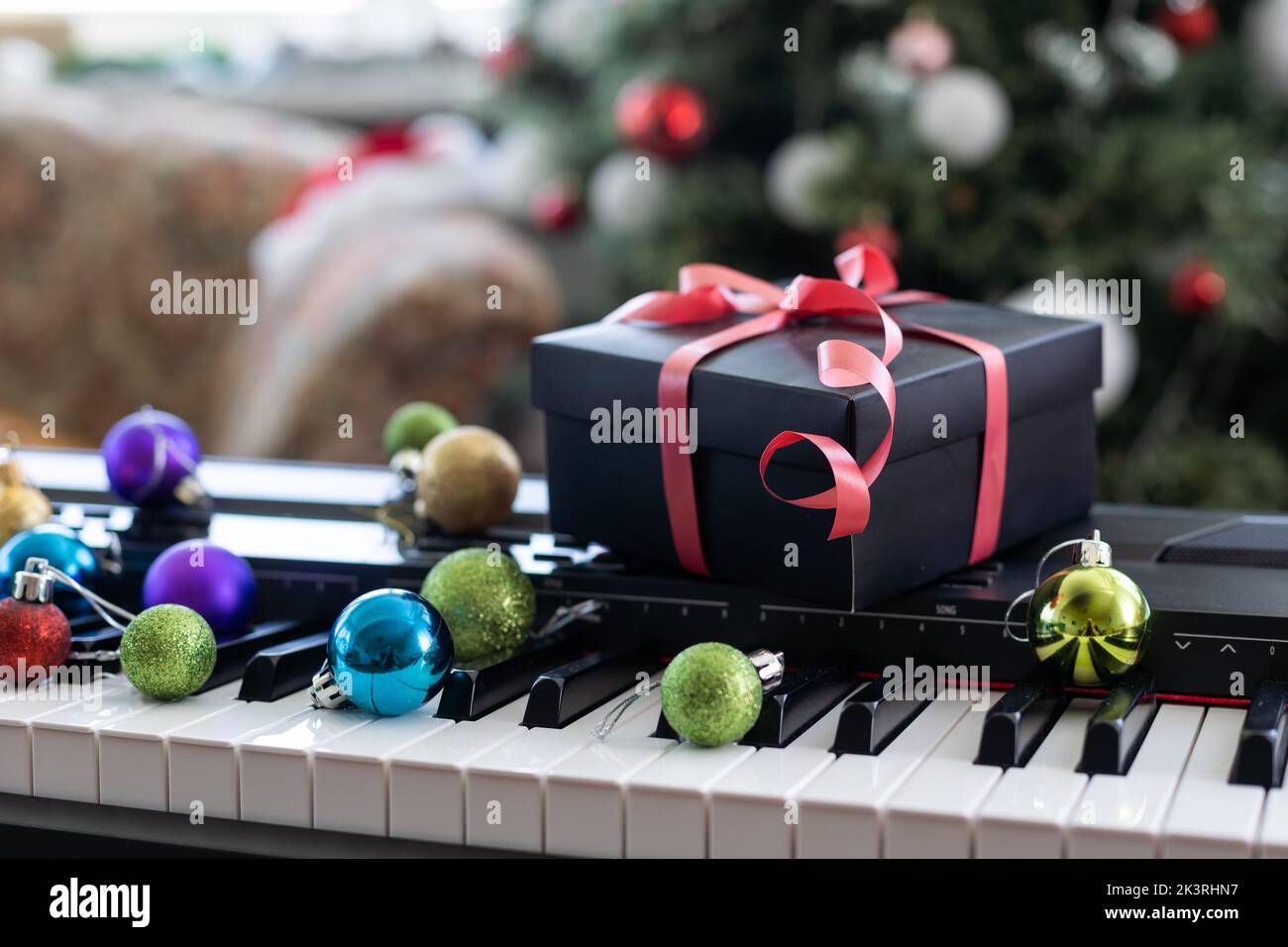 Clavier piano avec décoration de Noël, closeup Banque D'Images