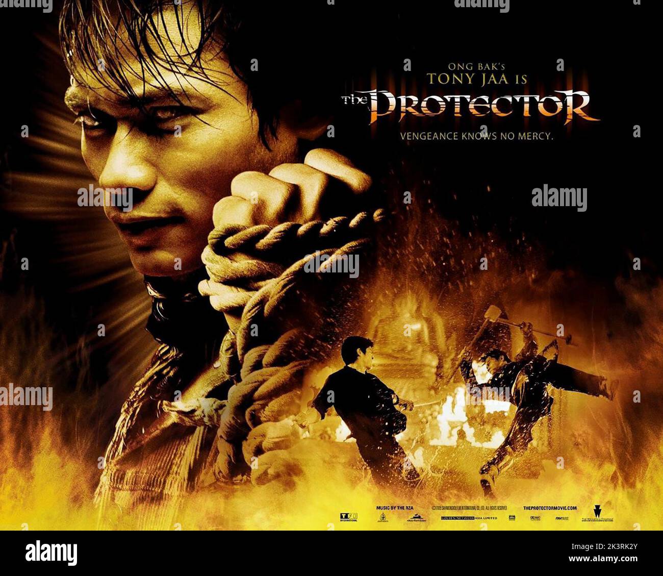 Tony JAA Poster film: The Protector; Tom Yum Goong; Warrior King (THA/HK/USA 2005) Directeur: Prachya Pinkaew 11 août 2005 **AVERTISSEMENT** cette photographie est destinée à un usage éditorial exclusif et est protégée par les droits d'auteur de LA SOCIÉTÉ WEINSTEIN et/ou du photographe assigné par la société film ou production et ne peut être reproduite que par des publications dans le cadre de la promotion du film ci-dessus. Un crédit obligatoire pour LA SOCIÉTÉ WEINSTEIN est requis. Le photographe doit également être crédité lorsqu'il est connu. Aucune utilisation commerciale ne peut être accordée sans l'autorisation écrite de la Société du film. Banque D'Images