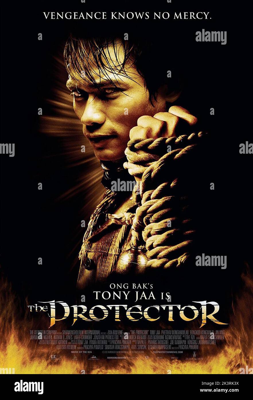 Tony JAA Poster film: The Protector; Tom Yum Goong; Warrior King (THA/HK/USA 2005) Directeur: Prachya Pinkaew 11 août 2005 **AVERTISSEMENT** cette photographie est destinée à un usage éditorial exclusif et est protégée par les droits d'auteur de LA SOCIÉTÉ WEINSTEIN et/ou du photographe assigné par la société film ou production et ne peut être reproduite que par des publications dans le cadre de la promotion du film ci-dessus. Un crédit obligatoire pour LA SOCIÉTÉ WEINSTEIN est requis. Le photographe doit également être crédité lorsqu'il est connu. Aucune utilisation commerciale ne peut être accordée sans l'autorisation écrite de la Société du film. Banque D'Images