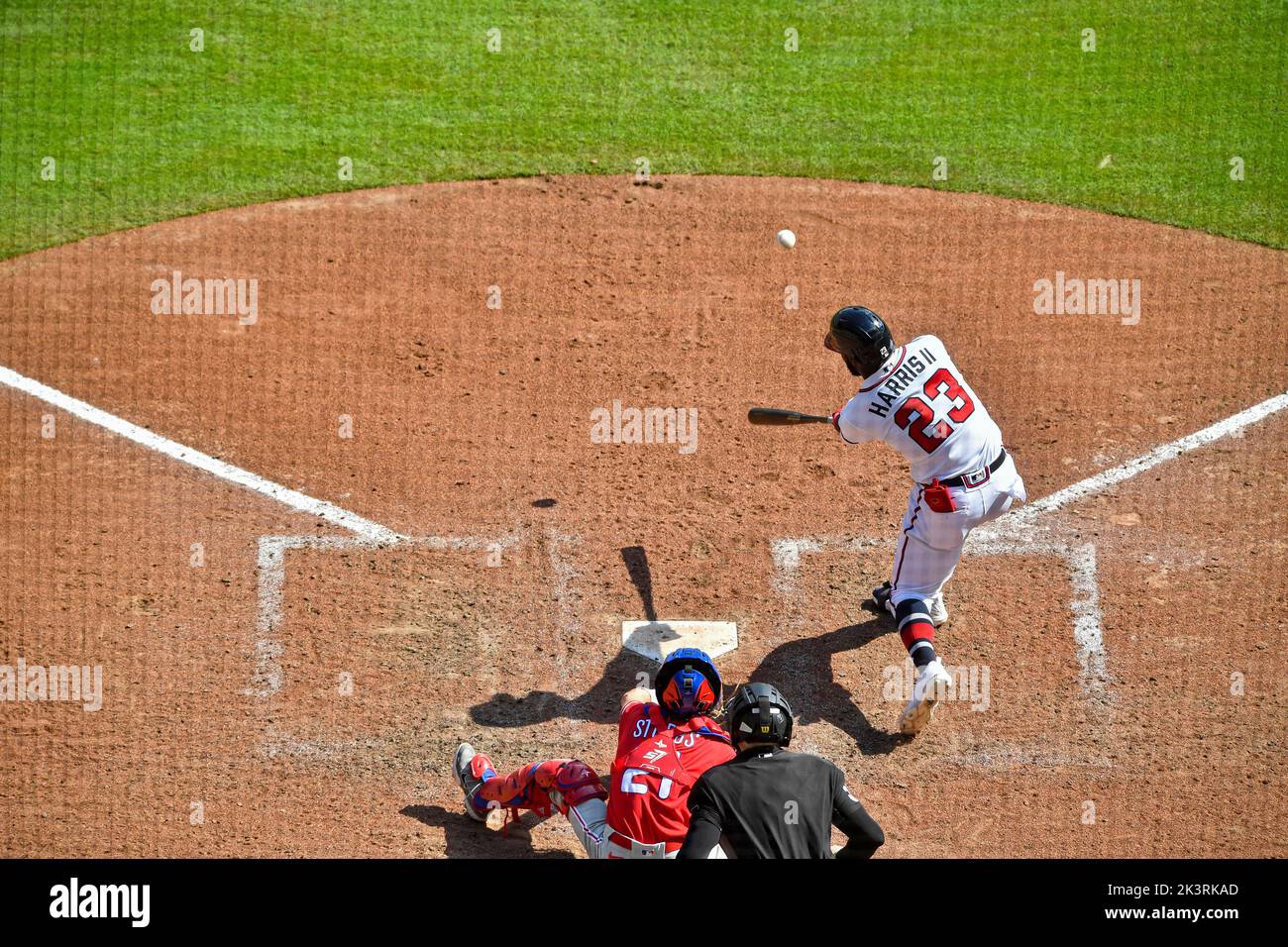 Atlanta, Géorgie, États-Unis. 18th septembre 2022. L'outfielder d'Atlanta Braves Michael Harris II oscille à la batte pendant le sixième repas d'un match MLB contre les Phillies de Philadelphie au Truist Park à Atlanta, en Géorgie. Austin McAfee/CSM/Alamy Live News Banque D'Images