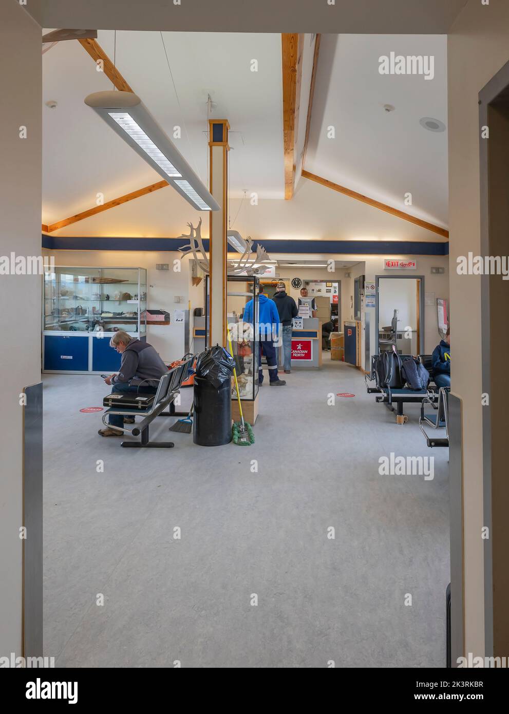Pond Inlet (Mittimatalik), Nunavut, Canada – 04 septembre 2022 : les gens s'enregistrer pour un vol au seul comptoir d'enregistrement de l'aéroport Banque D'Images