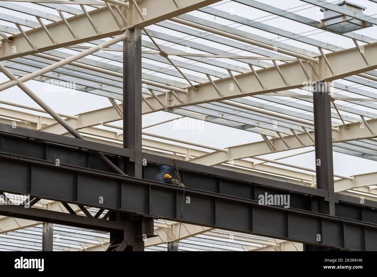 HEFEI, CHINE - le 28 SEPTEMBRE 2022 - les travailleurs construisent une usine de construction de structures en acier sur le site de construction de China Building Materials Group (Hefei) High-en Banque D'Images