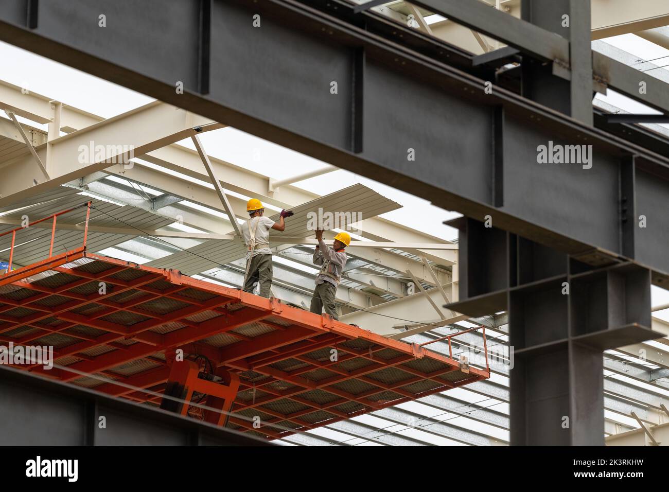 HEFEI, CHINE - le 28 SEPTEMBRE 2022 - les travailleurs construisent une usine de construction de structures en acier sur le site de construction de China Building Materials Group (Hefei) High-en Banque D'Images