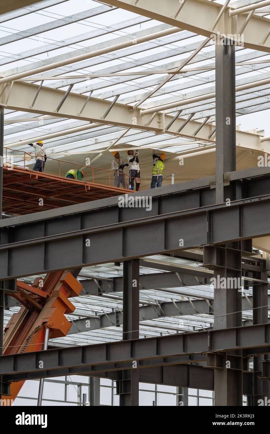 HEFEI, CHINE - le 28 SEPTEMBRE 2022 - les travailleurs construisent une usine de construction de structures en acier sur le site de construction de China Building Materials Group (Hefei) High-en Banque D'Images