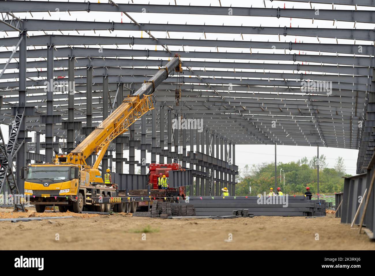 HEFEI, CHINE - le 28 SEPTEMBRE 2022 - les travailleurs construisent une usine de construction de structures en acier sur le site de construction de China Building Materials Group (Hefei) High-en Banque D'Images