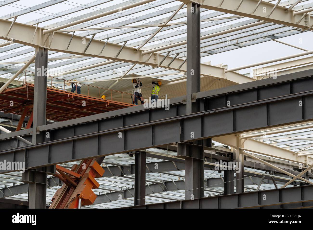 HEFEI, CHINE - le 28 SEPTEMBRE 2022 - les travailleurs construisent une usine de construction de structures en acier sur le site de construction de China Building Materials Group (Hefei) High-en Banque D'Images