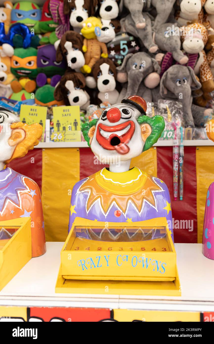 Attraction de jeu de clowns riants lors d'un carnaval équitable Banque D'Images