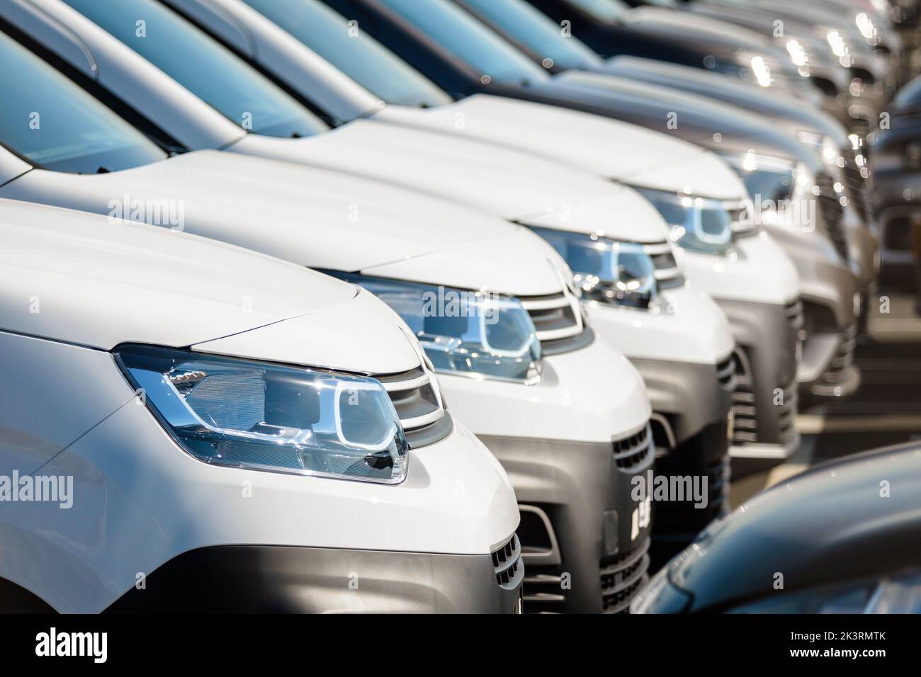 Vue rapprochée de l'avant des tout nouveaux panneaux blancs Citroën Berlingo alignés en rangée à l'extérieur dans un parking. Banque D'Images
