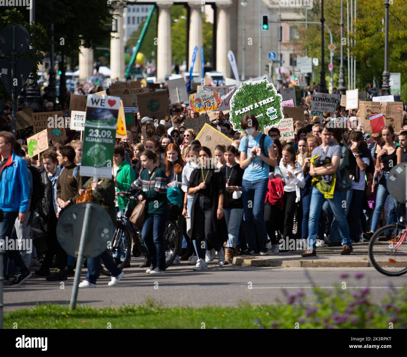 AM 23.9.2022 versammelten sich in München bis zu 10,000 Menschen, UM gemeinsam mit Fridays for future auf dem Globalen Klimastreik für Klimagerechtigkeit, den Ausbau der dezentralen erneuerbaren Energien, kostengünstigen ÖPNV und für ein 100 MRD. Euro Sondervermögen für gerechte Klimaschutzmaßnahmen und Krisenprävention zu demonstrieren. DAS devise des Großstreiks guerre wieder personnes à but non lucratif. -- sur 23 septembre 2022 jusqu'à 10 000 personnes se sont rassemblées à Munich, Allemagne pour protester avec les vendredis pour l'avenir de la justice climatique, l'extension des énergies renouvelables décentralisées, public bon marché Banque D'Images