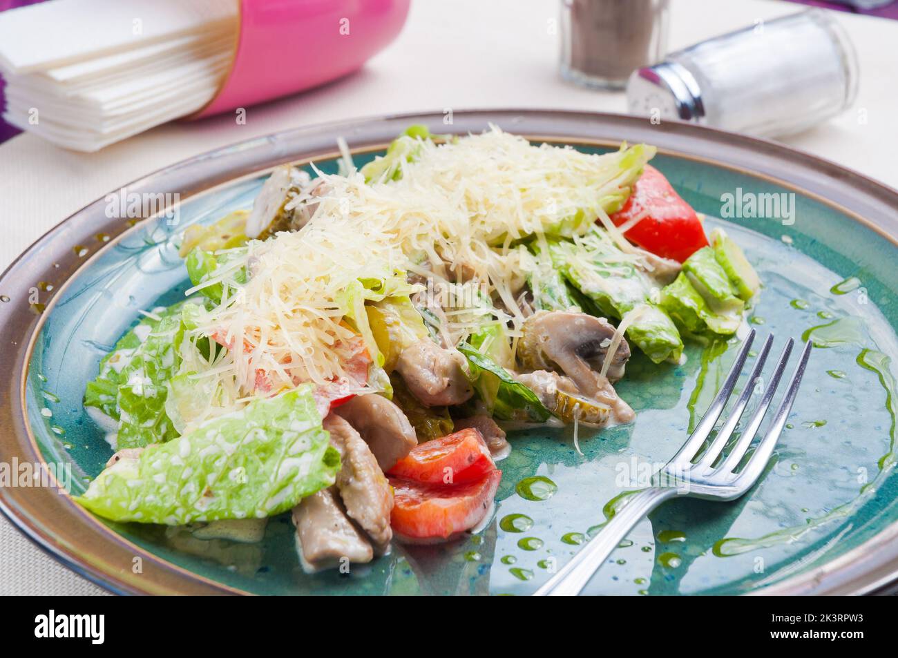 Salade savoureuse aux champignons au poivron de poulet et au parmesan Banque D'Images