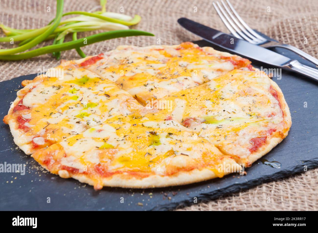savoureuses petites pizzas, assortiment de fromages ou quatre fromages Banque D'Images