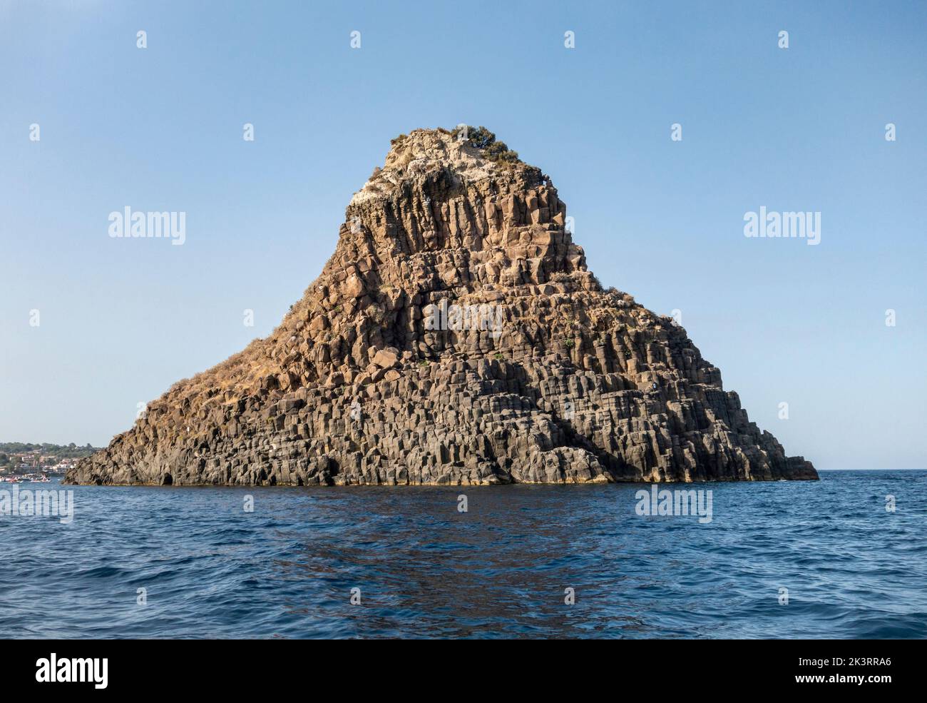 Les Faraglioni ou Isole dei Ciclopi (îles Cyclopéennes), un groupe de basaltes volcaniques se trouve juste au large de la côte à ACI Trezza, Sicile, Italie Banque D'Images