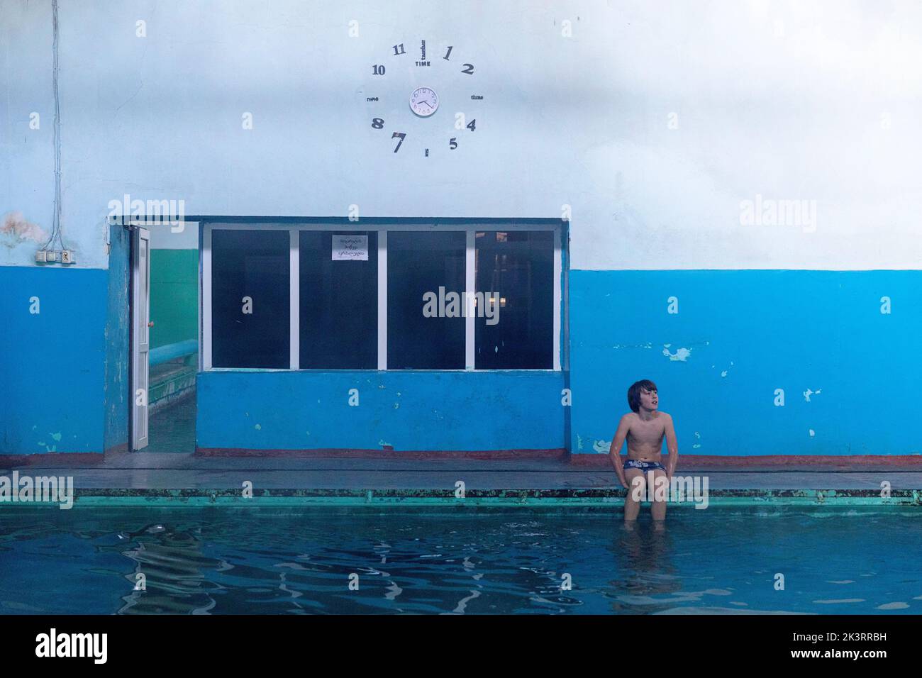 Un garçon enyojing à la piscine de soufre du bain de soufre Abastumani de l'ère soviétique, Abastumani, Géorgie Banque D'Images