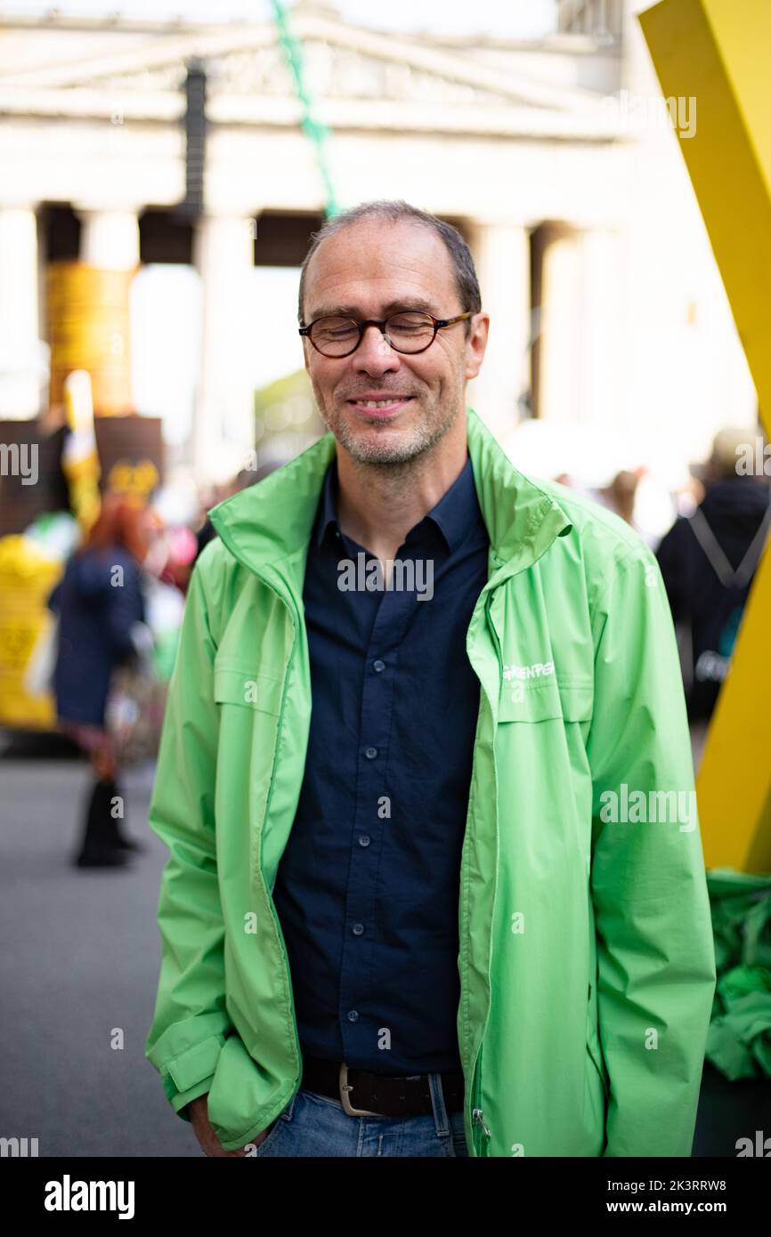 Chef von Greenpeace Martin Kaiser auf der démonstration. AM 23.9.2022 versammelten sich in München bis zu 10,000 Menschen, UM gemeinsam mit Fridays for future auf dem Globalen Klimastreik für Klimagerechtigkeit, den Ausbau der dezentralen erneuerbaren Energien, kostengünstigen ÖPNV und für ein 100 MRD. Euro Sondervermögen für gerechte Klimaschutzmaßnahmen und Krisenprävention zu demonstrieren. DAS devise des Großstreiks guerre wieder personnes à but non lucratif. -- Chef de Greenpeace Martin Kaiser à la manifestation. Sur 23 septembre 2022, jusqu'à 10 000 personnes se sont rassemblées à Munich, en Allemagne, pour protester contre le toge Banque D'Images