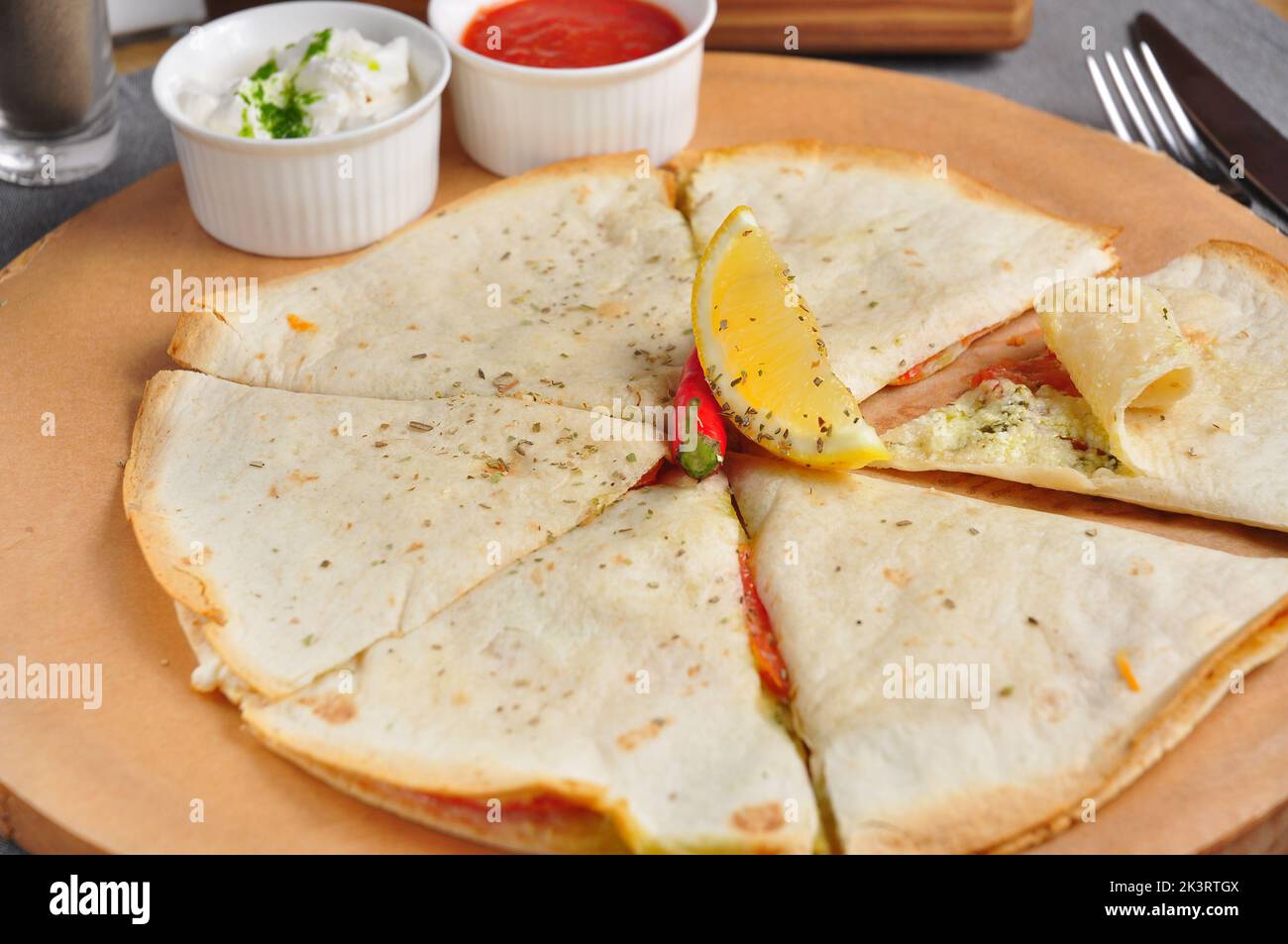 quesadilla au fromage savoureux, coupée en morceaux. Cuisine mexicaine traditionnelle Banque D'Images