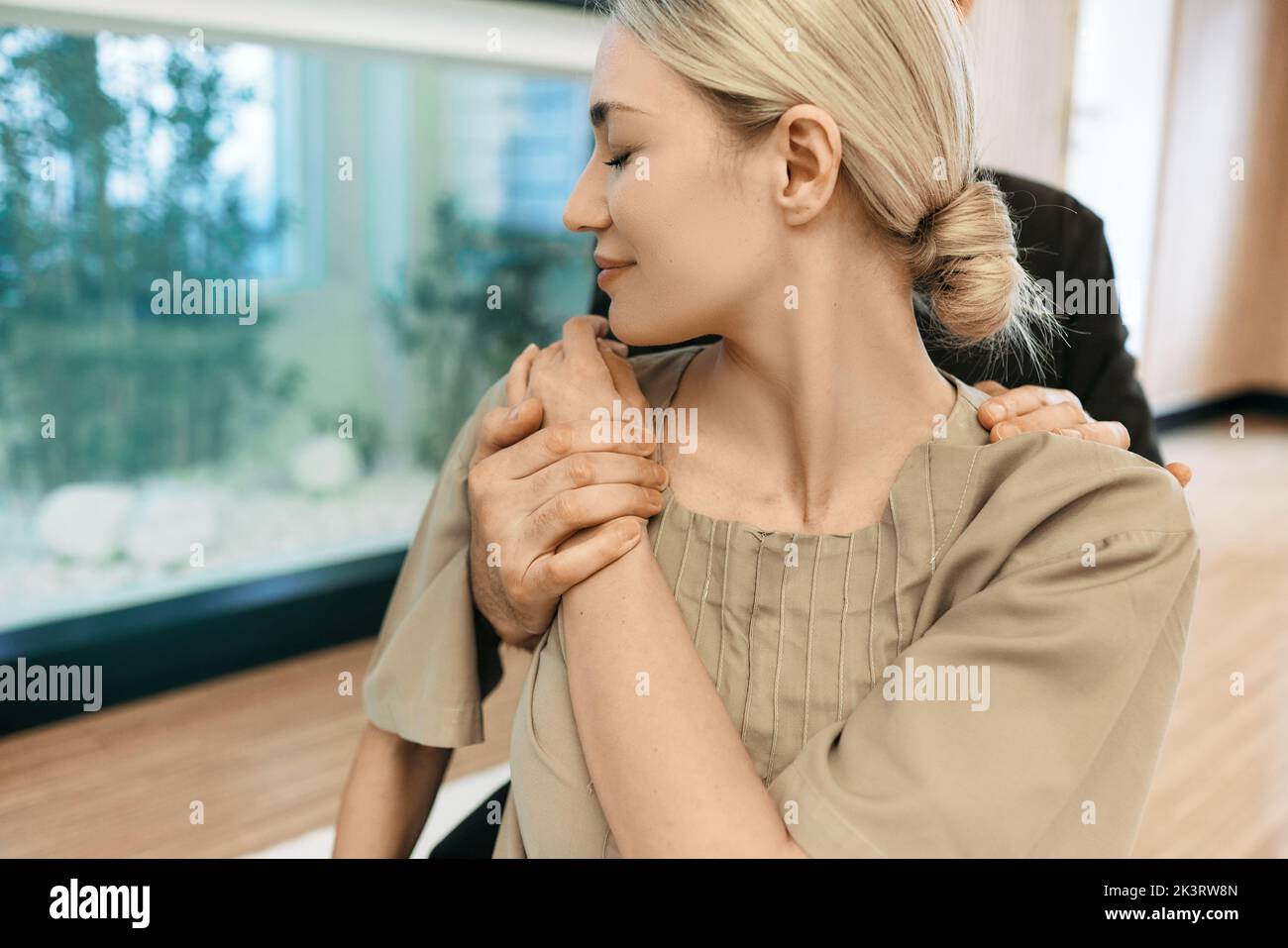 Belle femme recevant un massage thérapeutique Yumeiho pour son corps et son cou. Technique orientale de réadaptation Yumeiho Banque D'Images