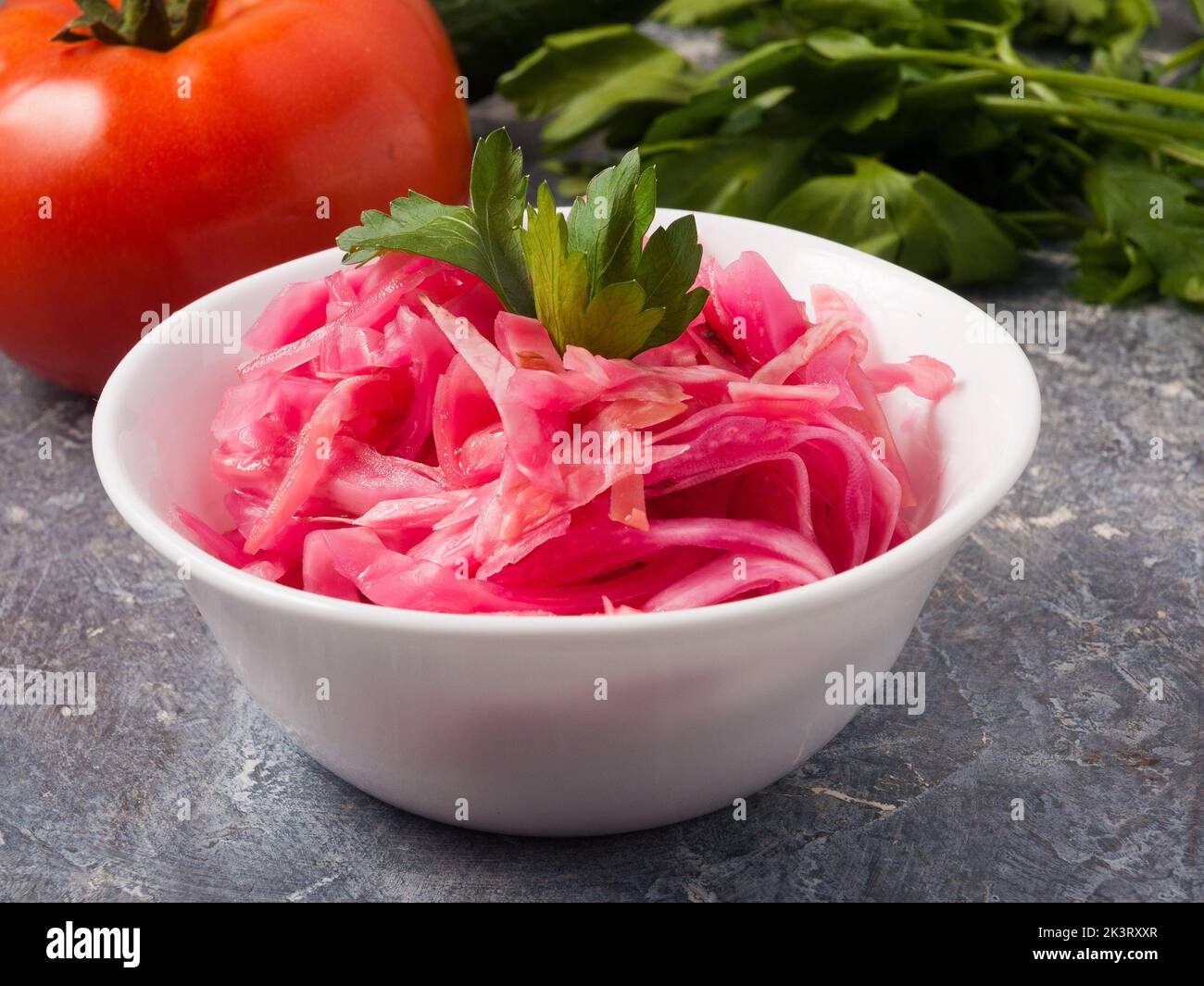 savoureux choucroute rouge dans un bol blanc. gros plan Banque D'Images
