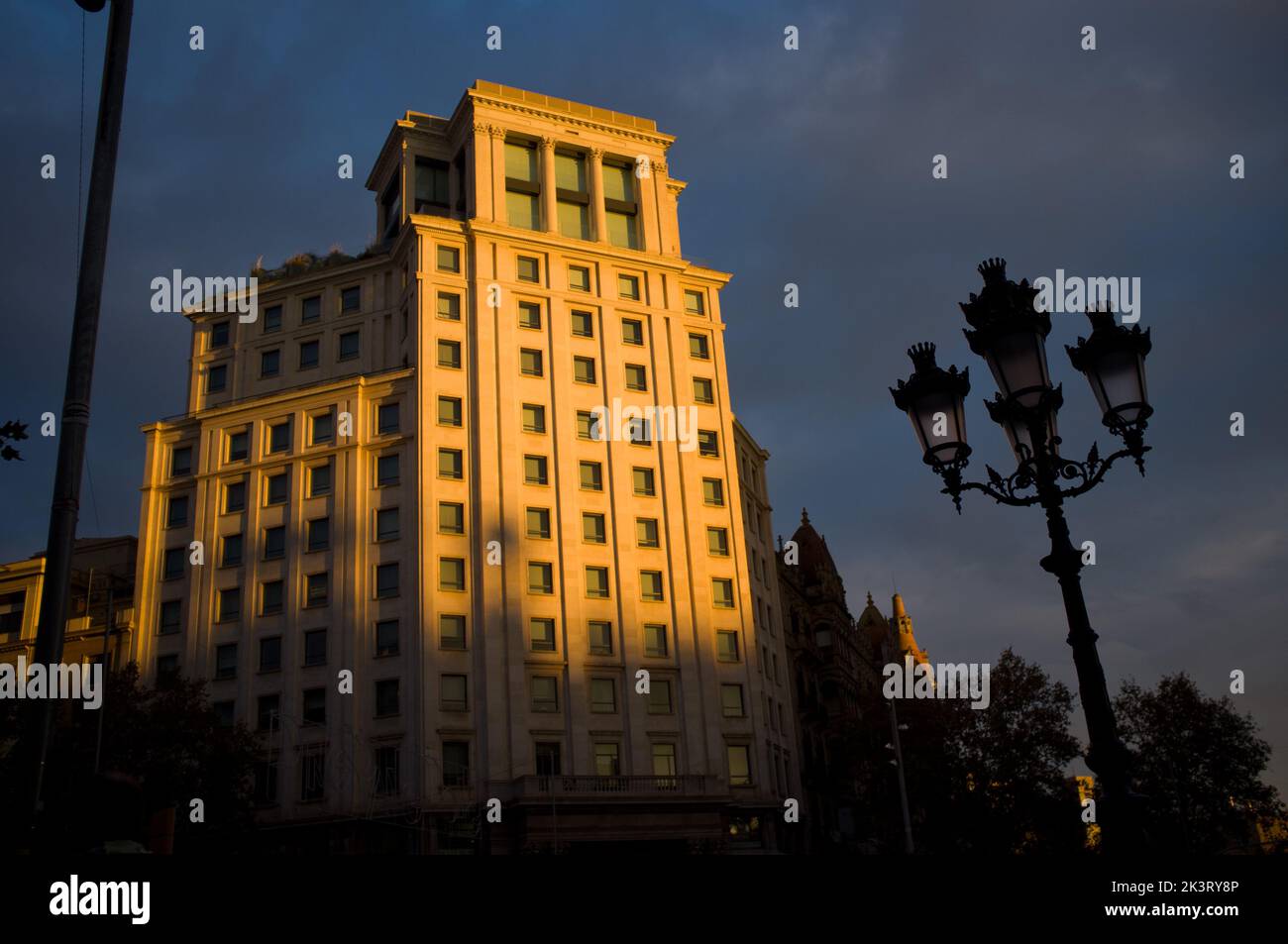 Bâtiment Zara et lampadaire dans le Passeig de Gracia de Barcelone, Catalogne, Espagne. Banque D'Images