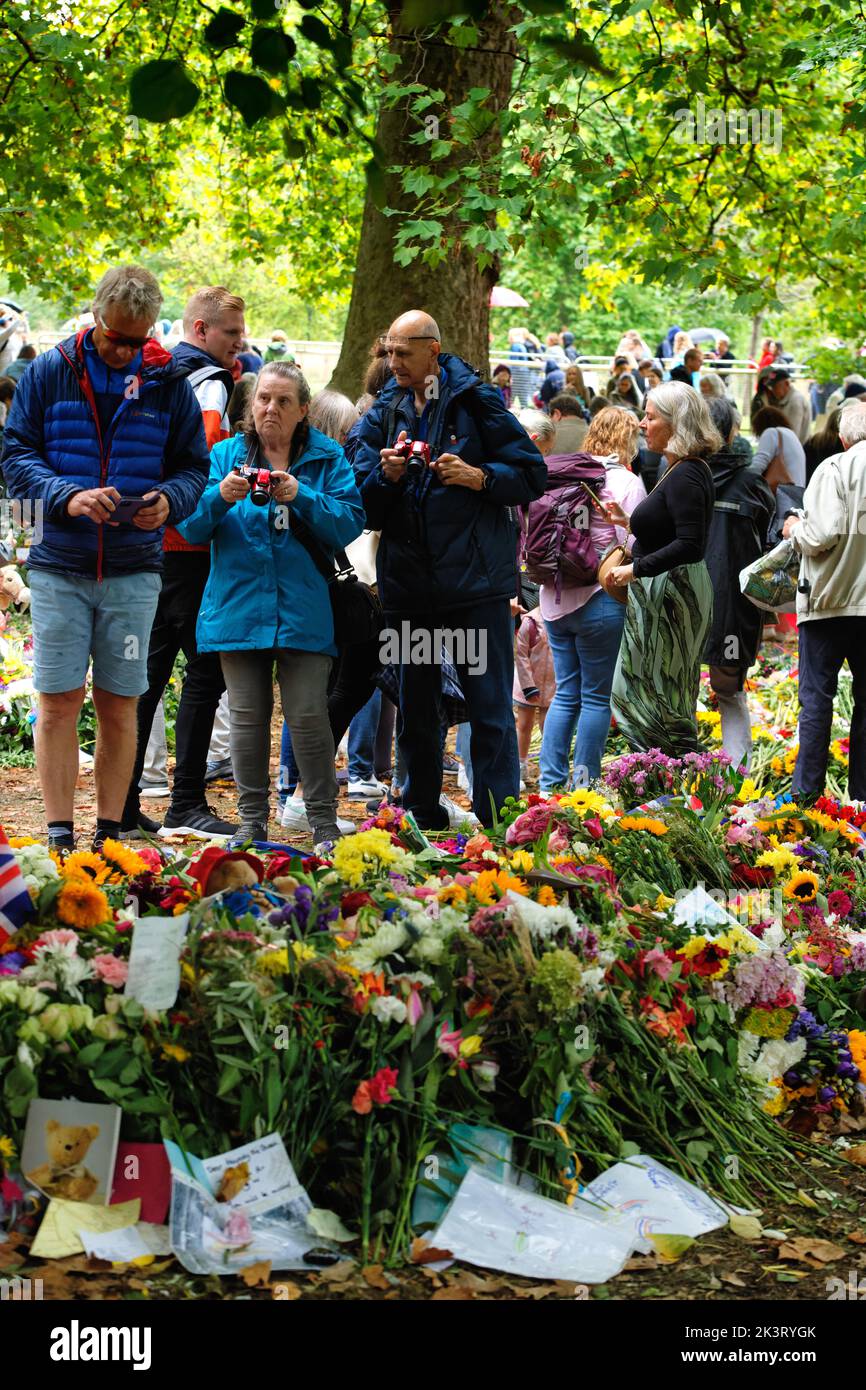 Le public britannique pleure et respecte la reine Elizabeth II dans des hommages floraux, Grene Park, par Buckingham Palace, Londres, après sa mort. Banque D'Images