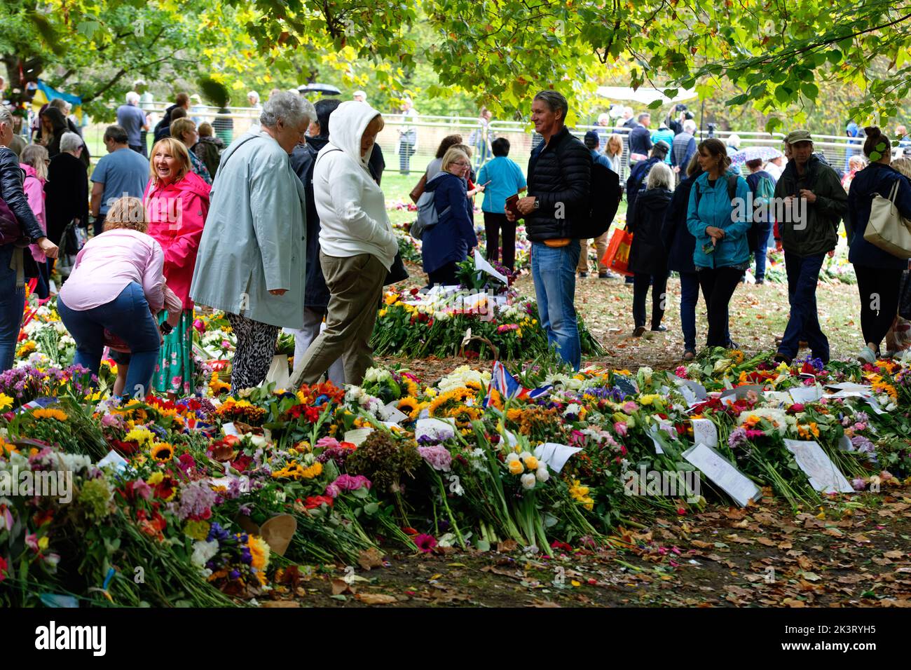 Le public britannique pleure et respecte la reine Elizabeth II dans des hommages floraux, Grene Park, par Buckingham Palace, Londres, après sa mort. Banque D'Images