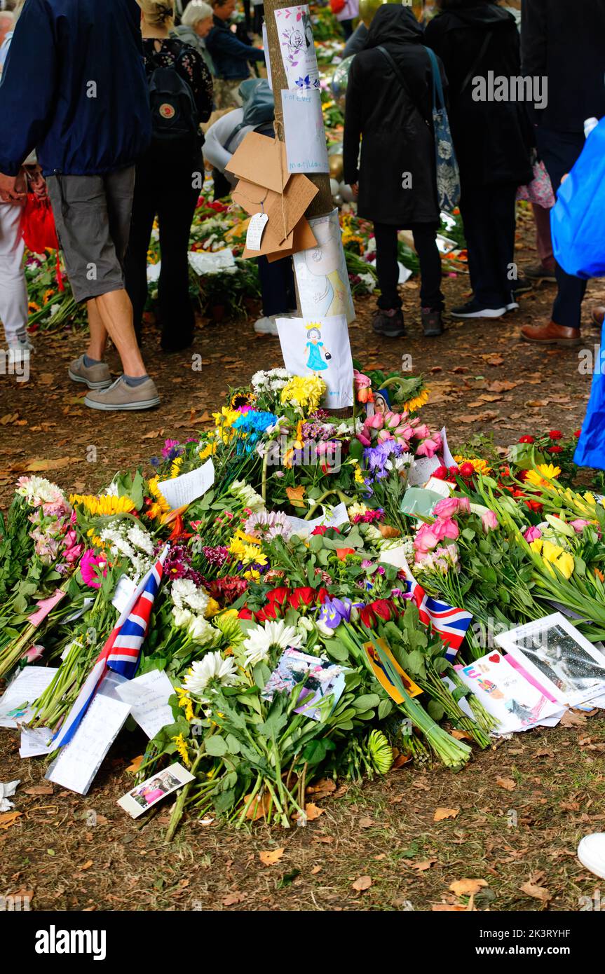 Le public britannique pleure et respecte la reine Elizabeth II dans des hommages floraux, Grene Park, par Buckingham Palace, Londres, après sa mort. Banque D'Images