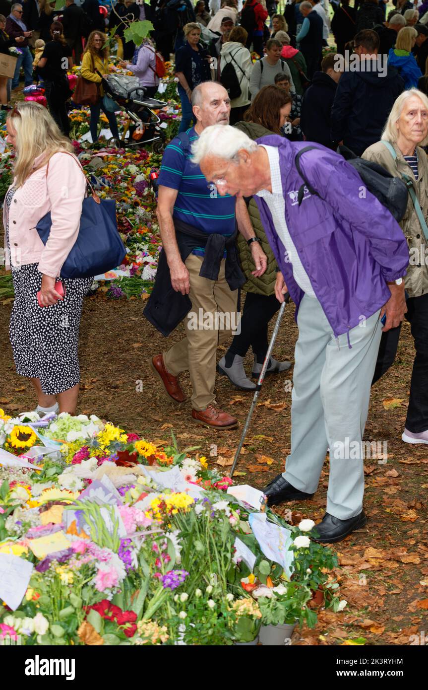Le public britannique pleure et respecte la reine Elizabeth II dans des hommages floraux, Grene Park, par Buckingham Palace, Londres, après sa mort. Banque D'Images