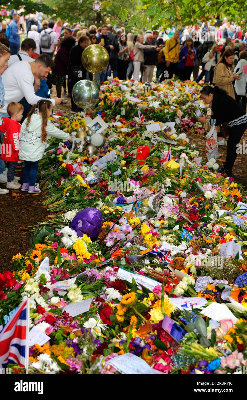Le public britannique pleure et respecte la reine Elizabeth II dans des hommages floraux, Grene Park, par Buckingham Palace, Londres, après sa mort. Banque D'Images